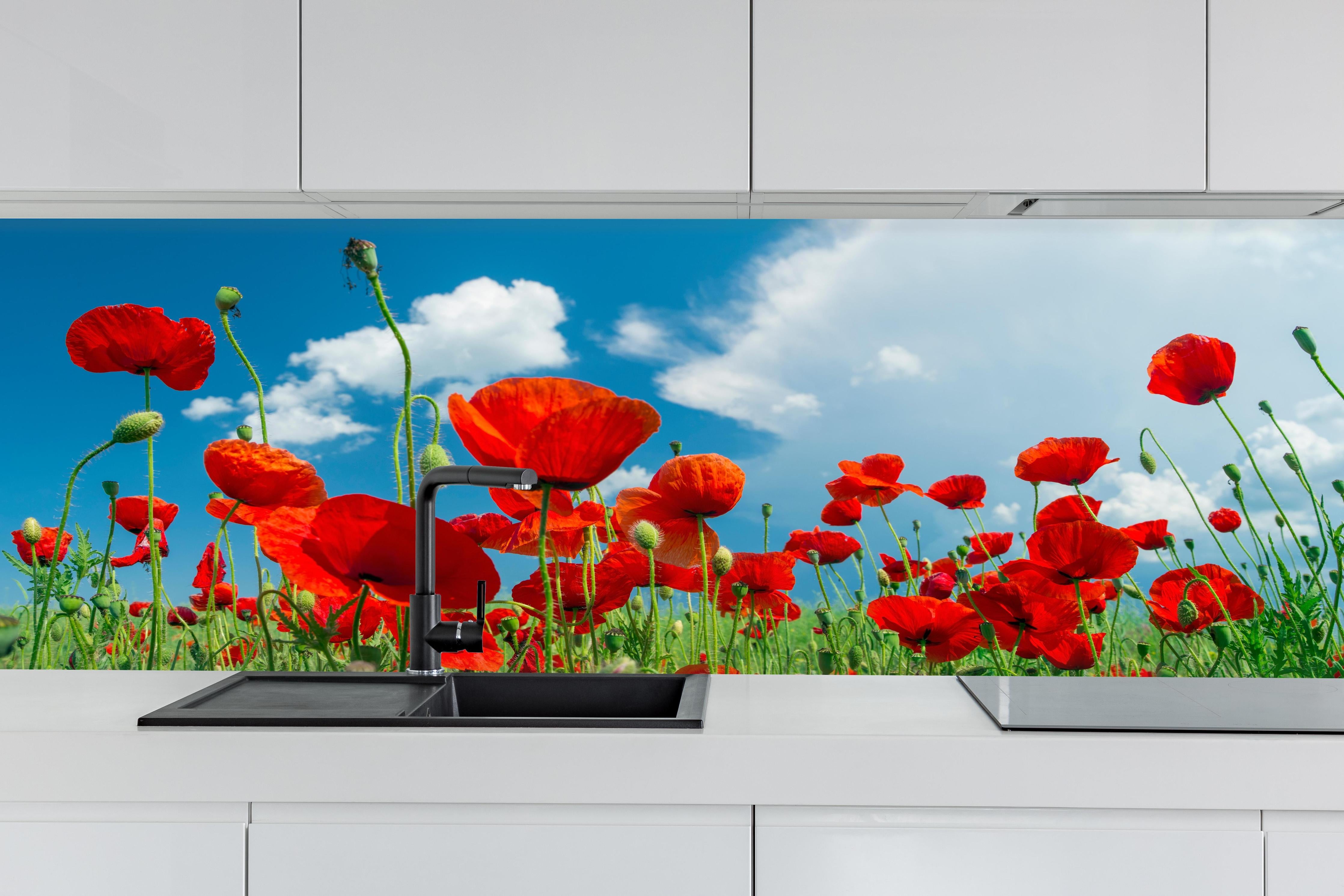 Küche - Rotes Mohnblumenfeld hinter weißen Hochglanz-Küchenregalen und schwarzem Wasserhahn