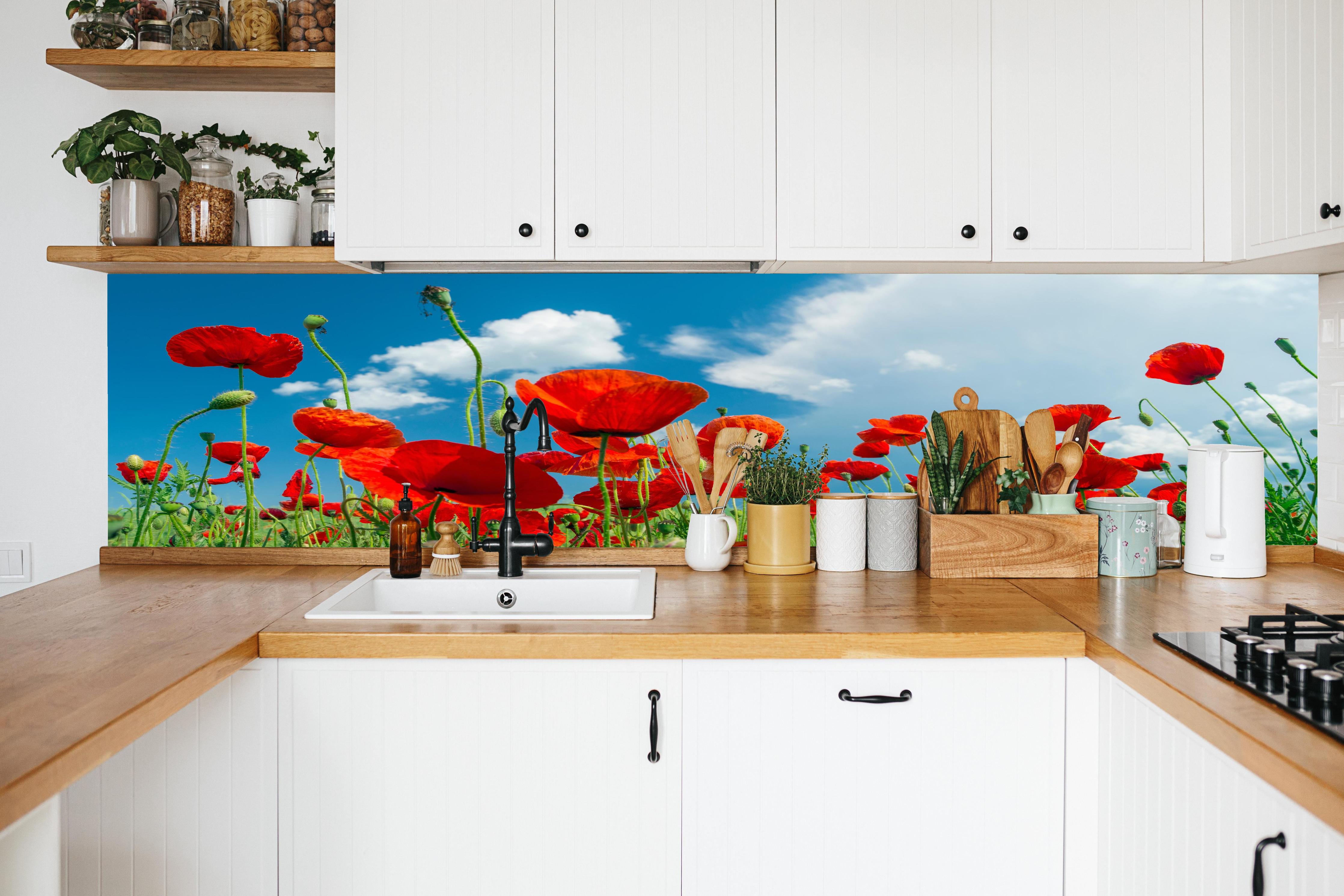 Küche - Rotes Mohnblumenfeld in weißer Küche hinter Gewürzen und Kochlöffeln aus Holz