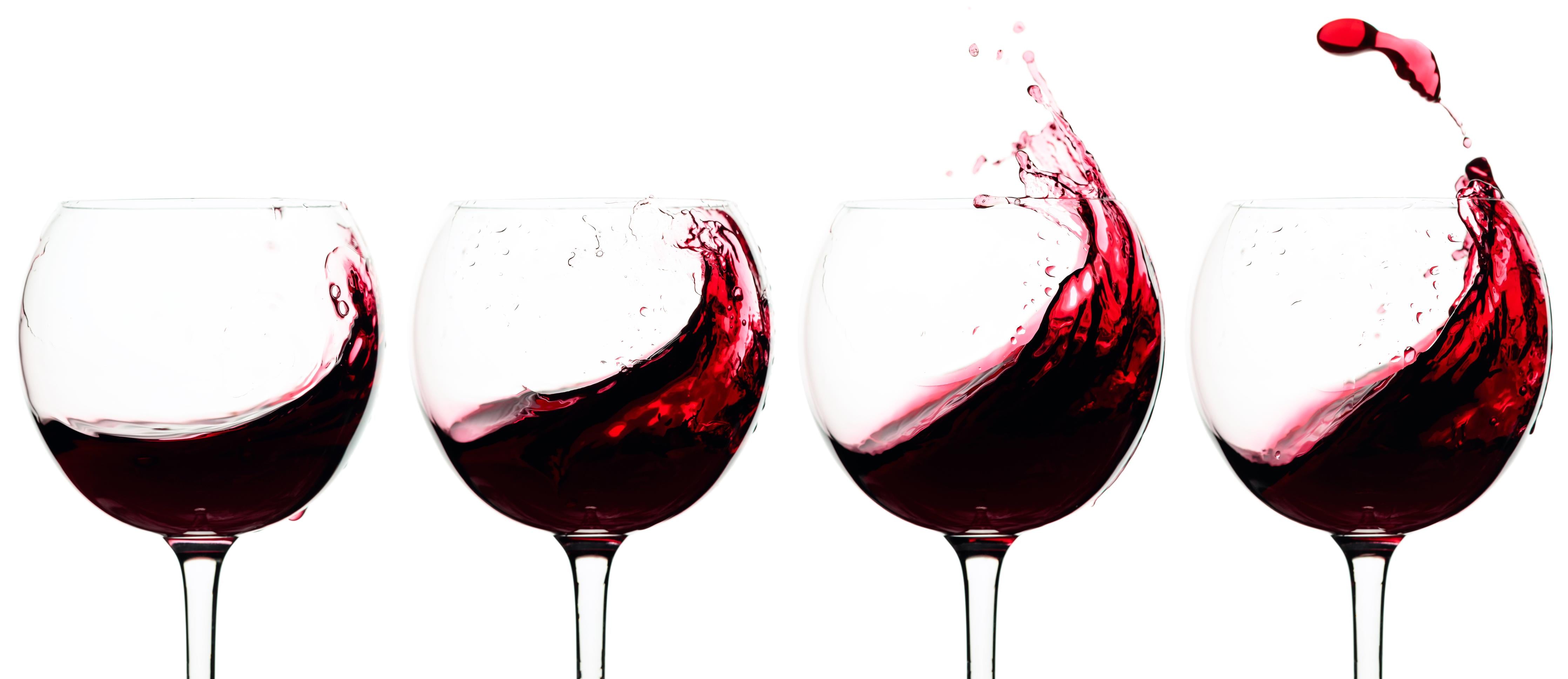 Küchenrückwand-Rotwein-Splash in Weingläsern