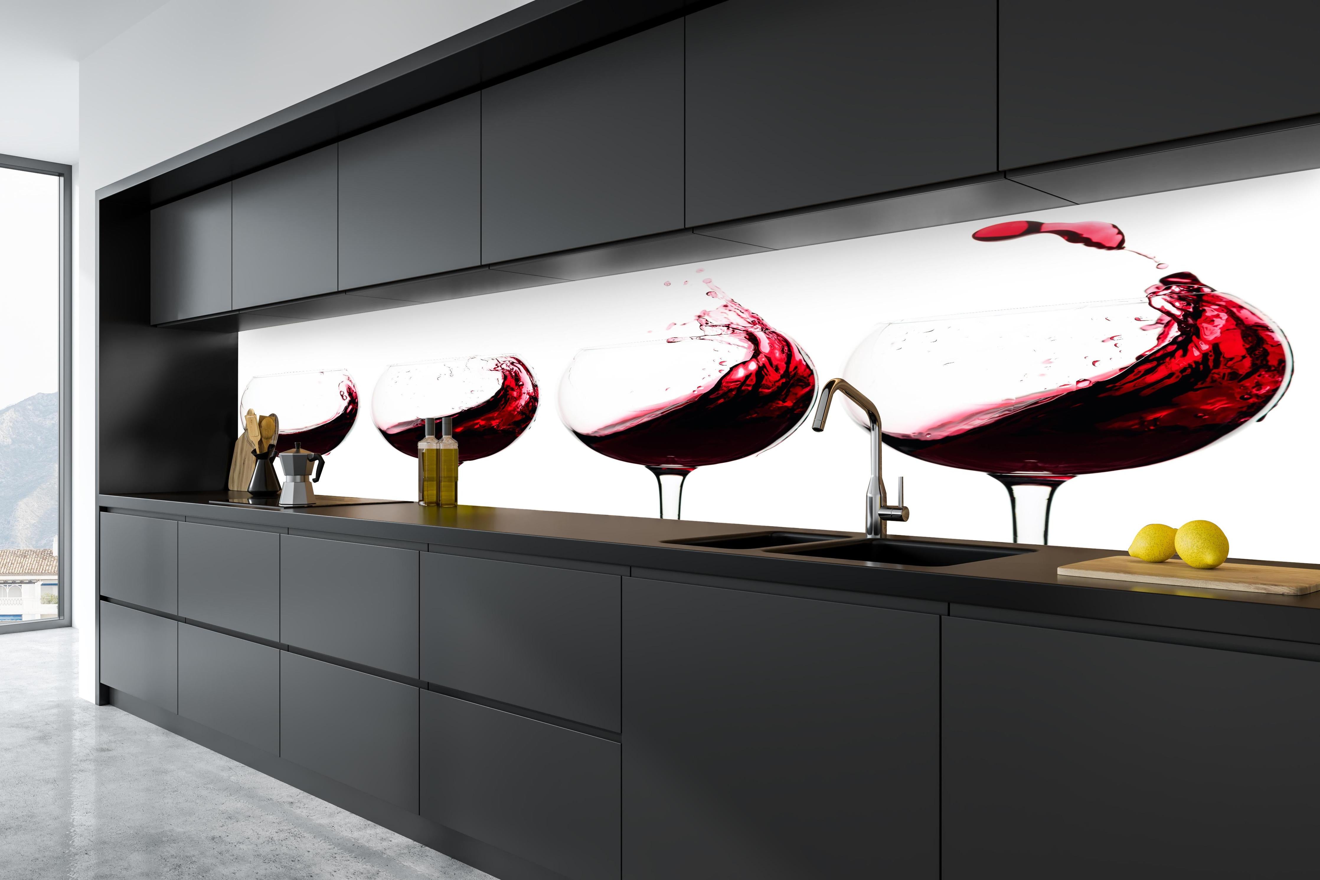 Küche - Rotwein-Splash in Weingläsern in tiefschwarzer matt-premium Einbauküche