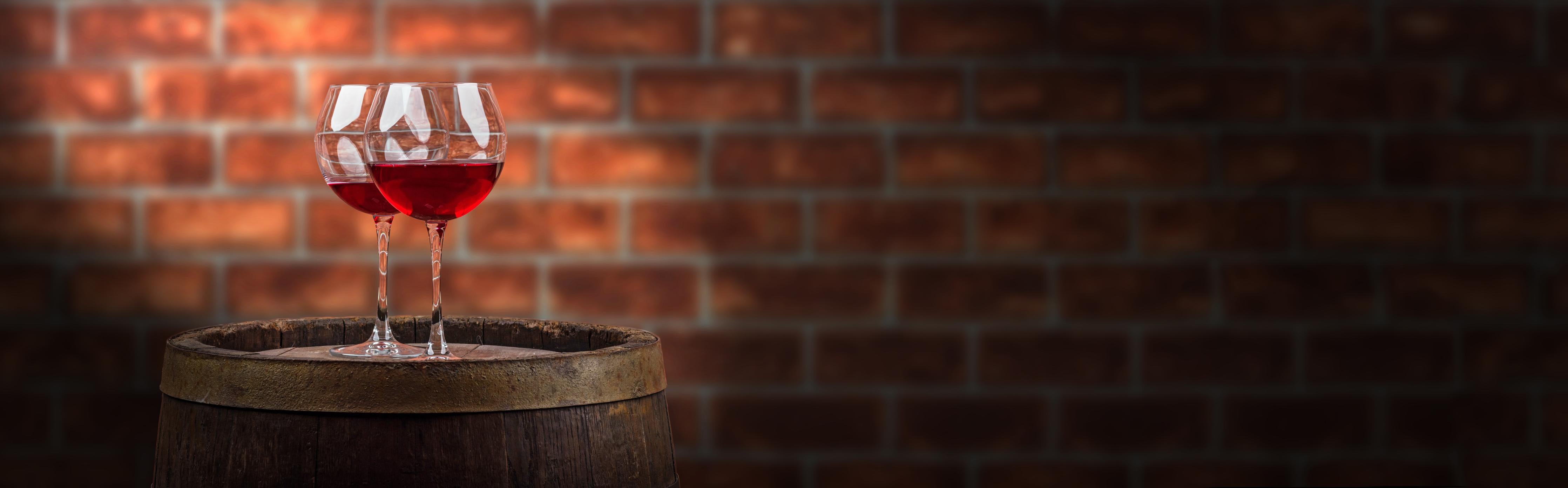 Küchenrückwand-Rotwein auf Eichenfass