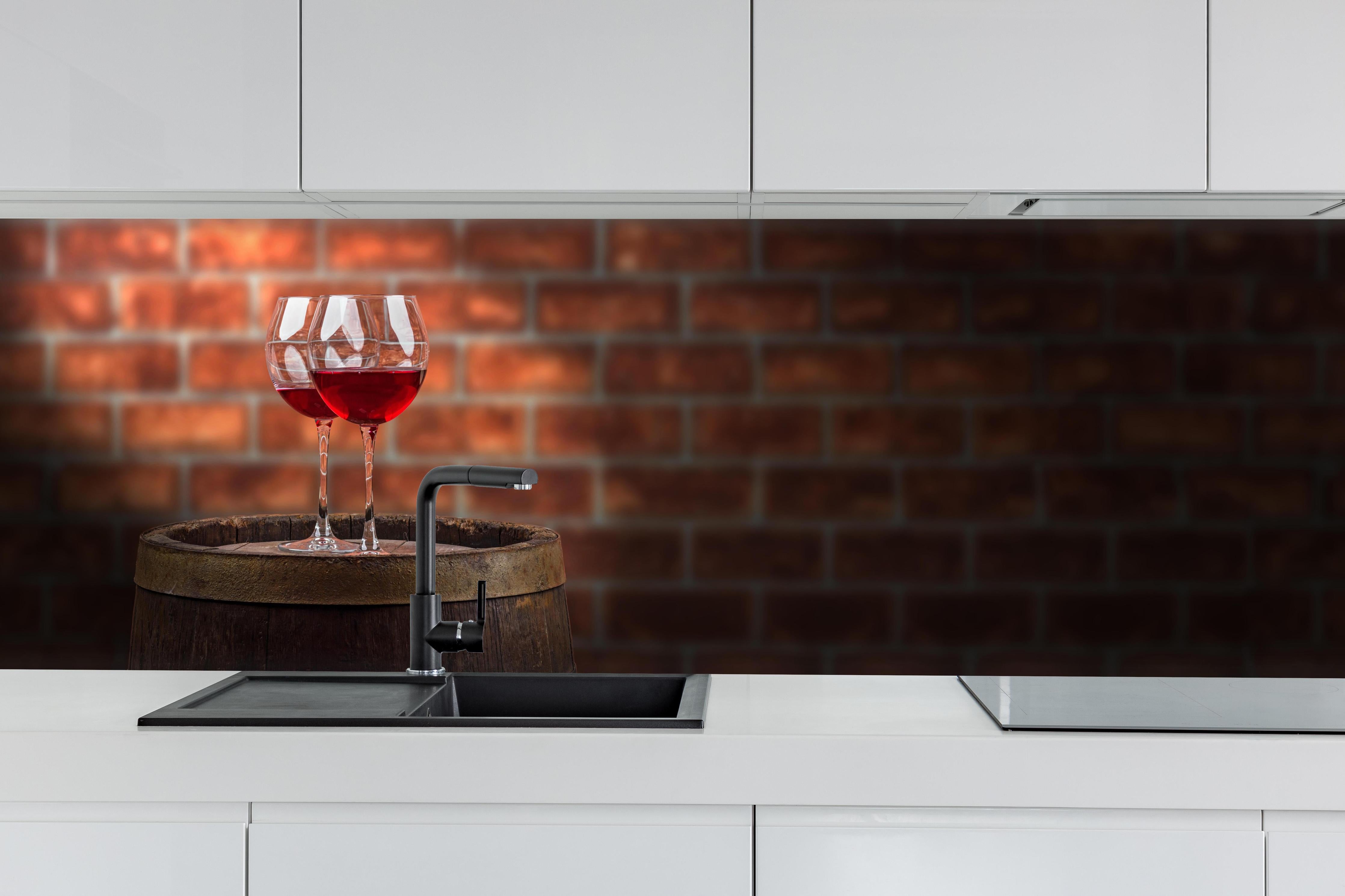 Küche - Rotwein auf Eichenfass hinter weißen Hochglanz-Küchenregalen und schwarzem Wasserhahn