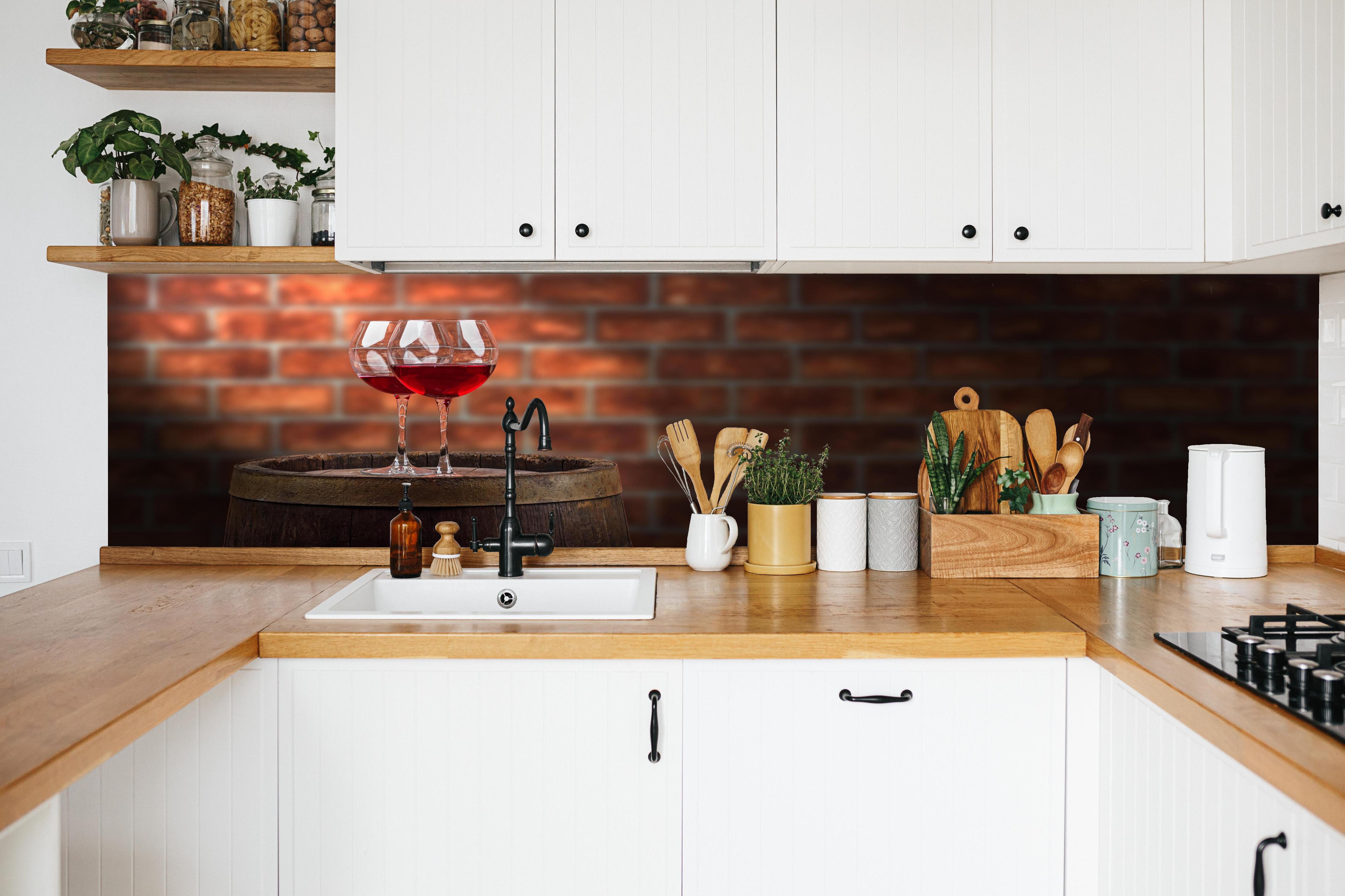 Küche - Rotwein auf Eichenfass in weißer Küche hinter Gewürzen und Kochlöffeln aus Holz