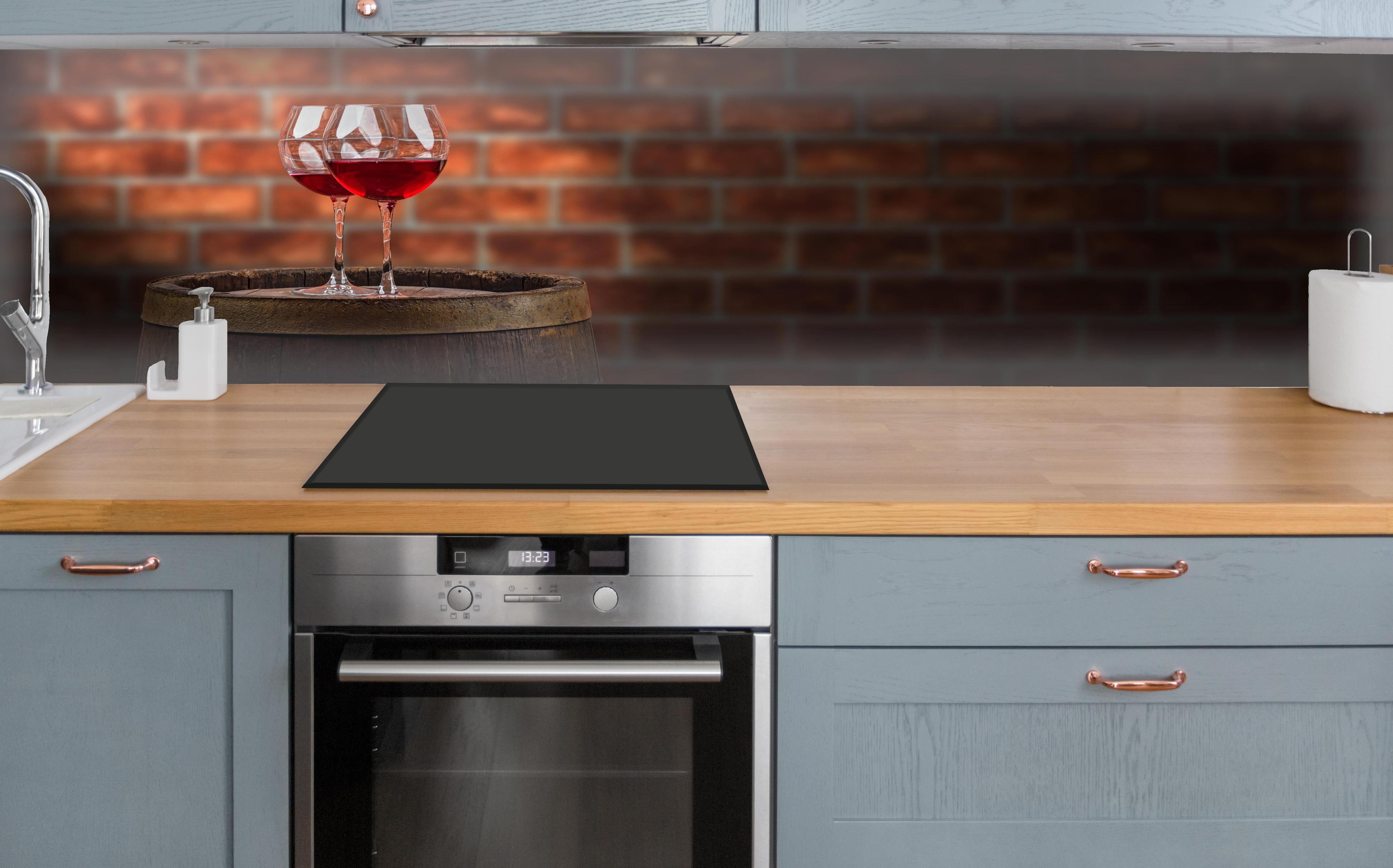 Küche - Rotwein auf Eichenfass über polierter Holzarbeitsplatte mit Cerankochfeld