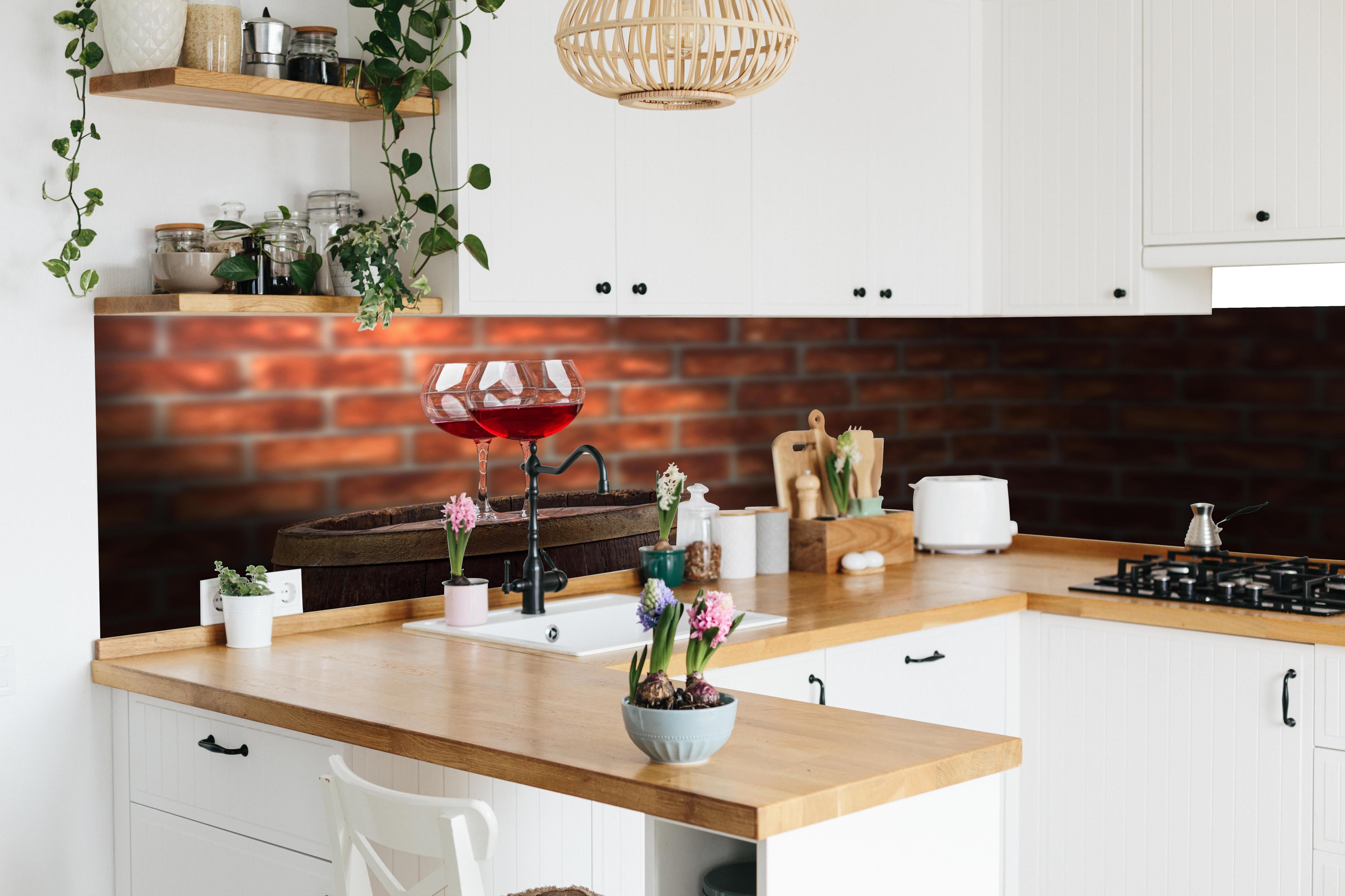 Küche - Rotwein auf Eichenfass in lebendiger Küche mit bunten Blumen