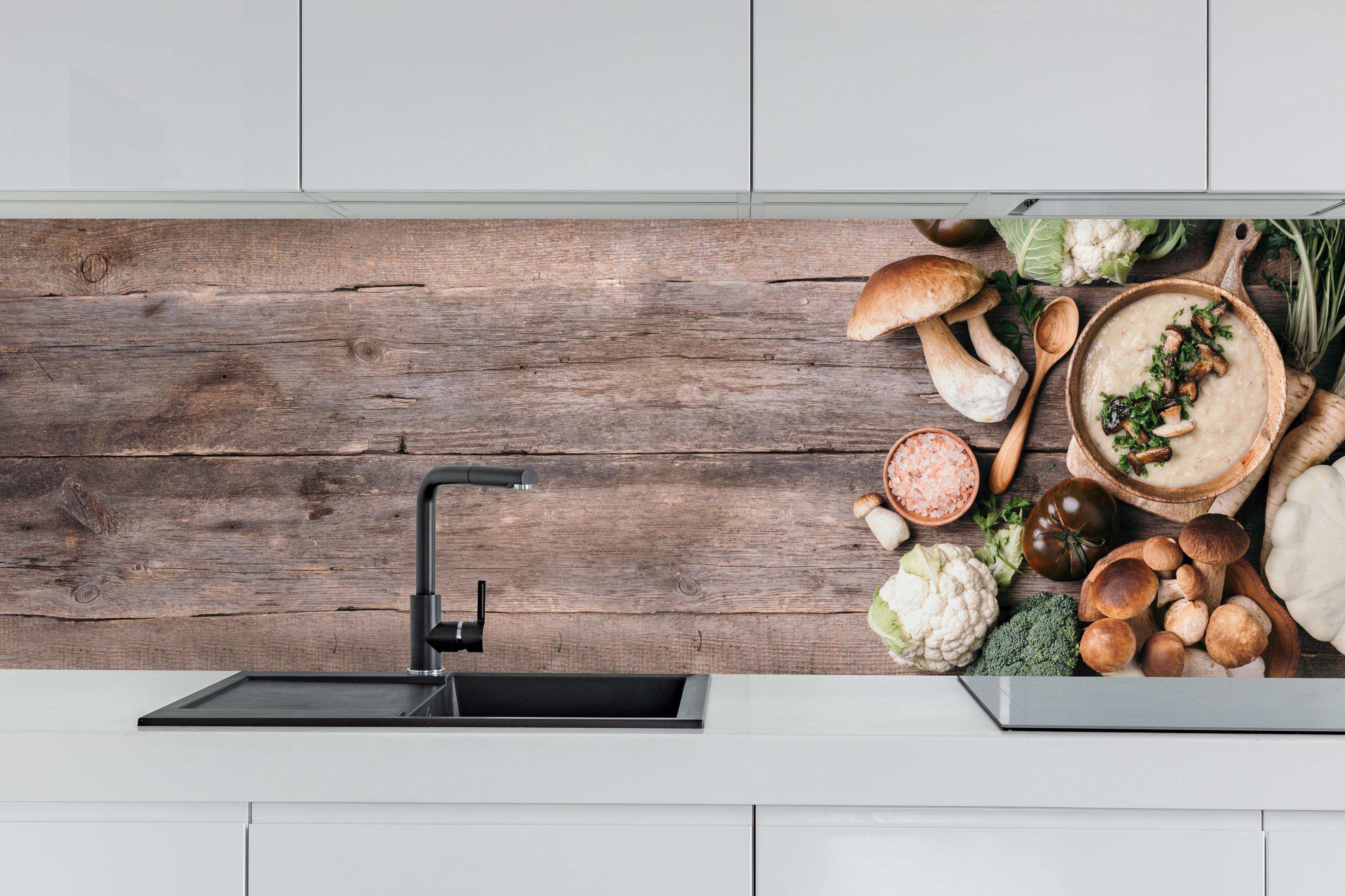 Küche - Rustikales Gemüse-Stillleben Braun-Grün hinter weißen Hochglanz-Küchenregalen und schwarzem Wasserhahn