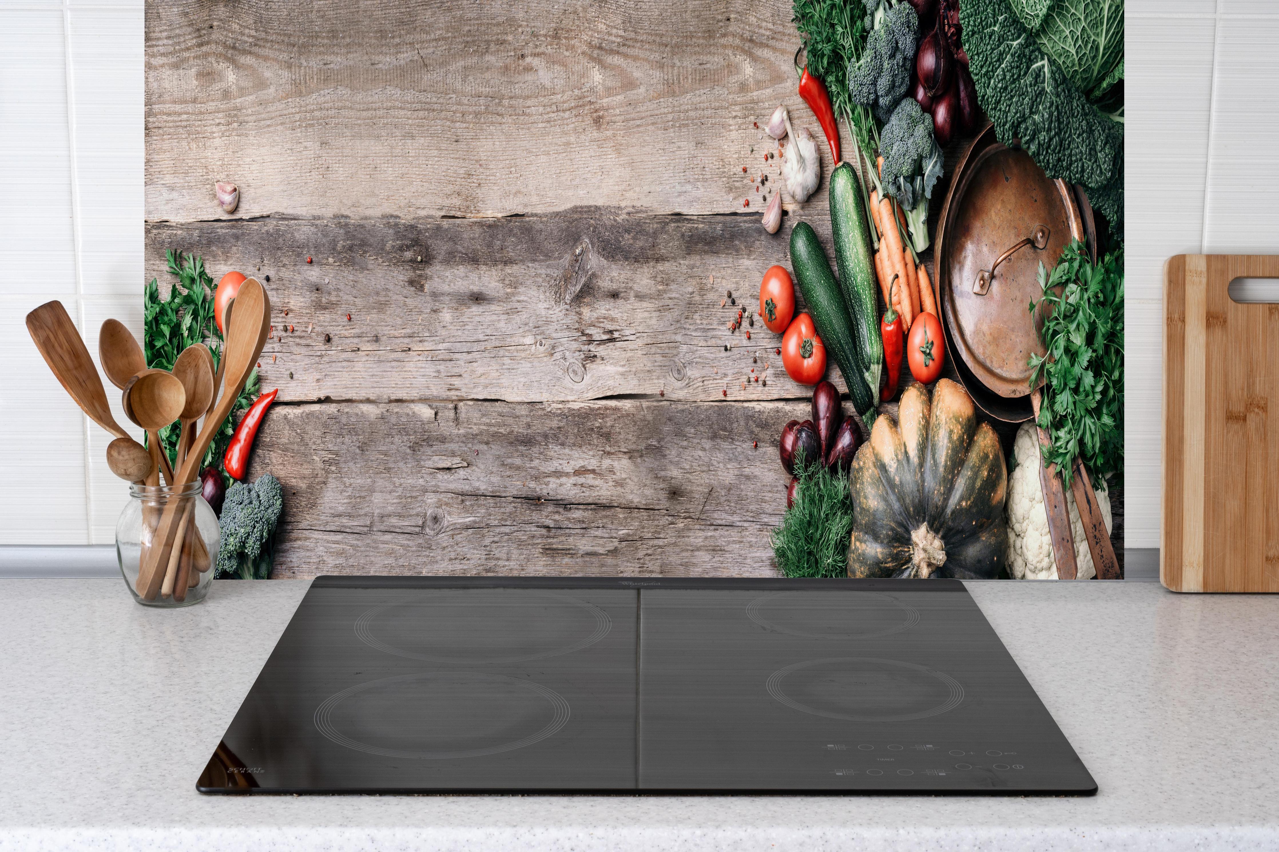 Küche - Rustikales Gemüse-Stillleben hinter Cerankochfeld und Holz-Kochutensilien