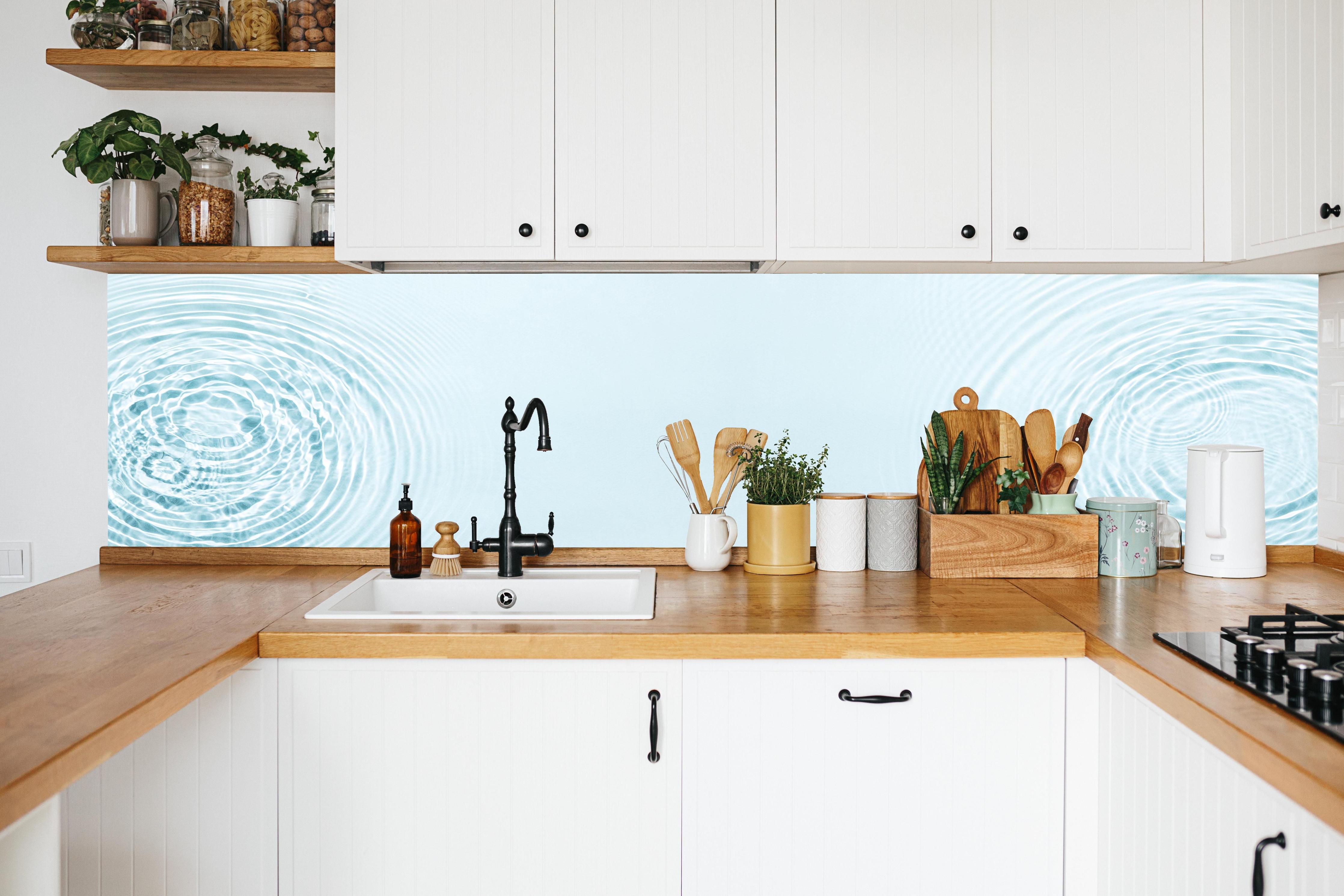 Küche - Sanfte blaue Wellenringe in weißer Küche hinter Gewürzen und Kochlöffeln aus Holz
