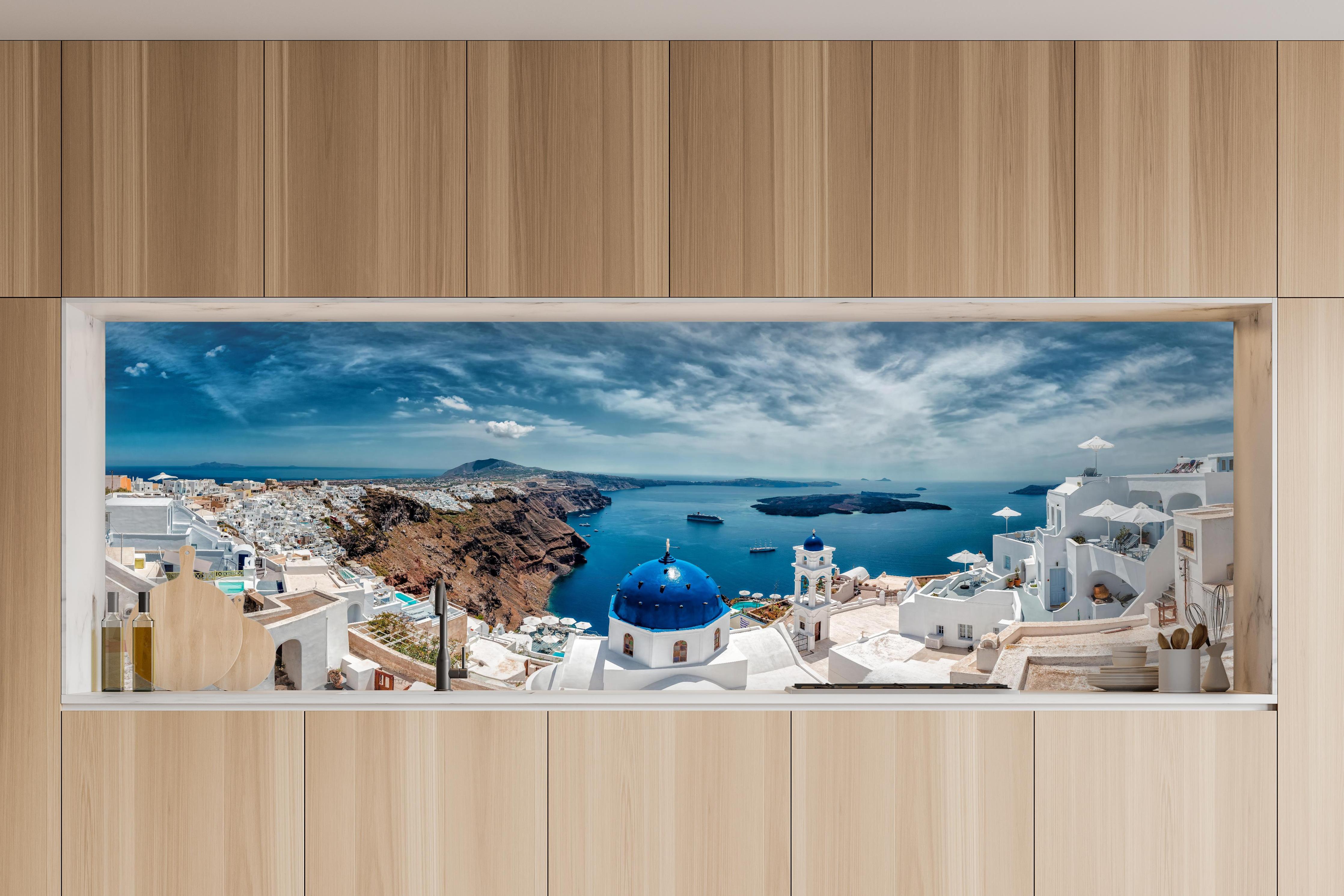 Küche - Santorini Blau-Weiß Panoramablick in charakteristischer Vollholz-Küche mit modernem Gasherd