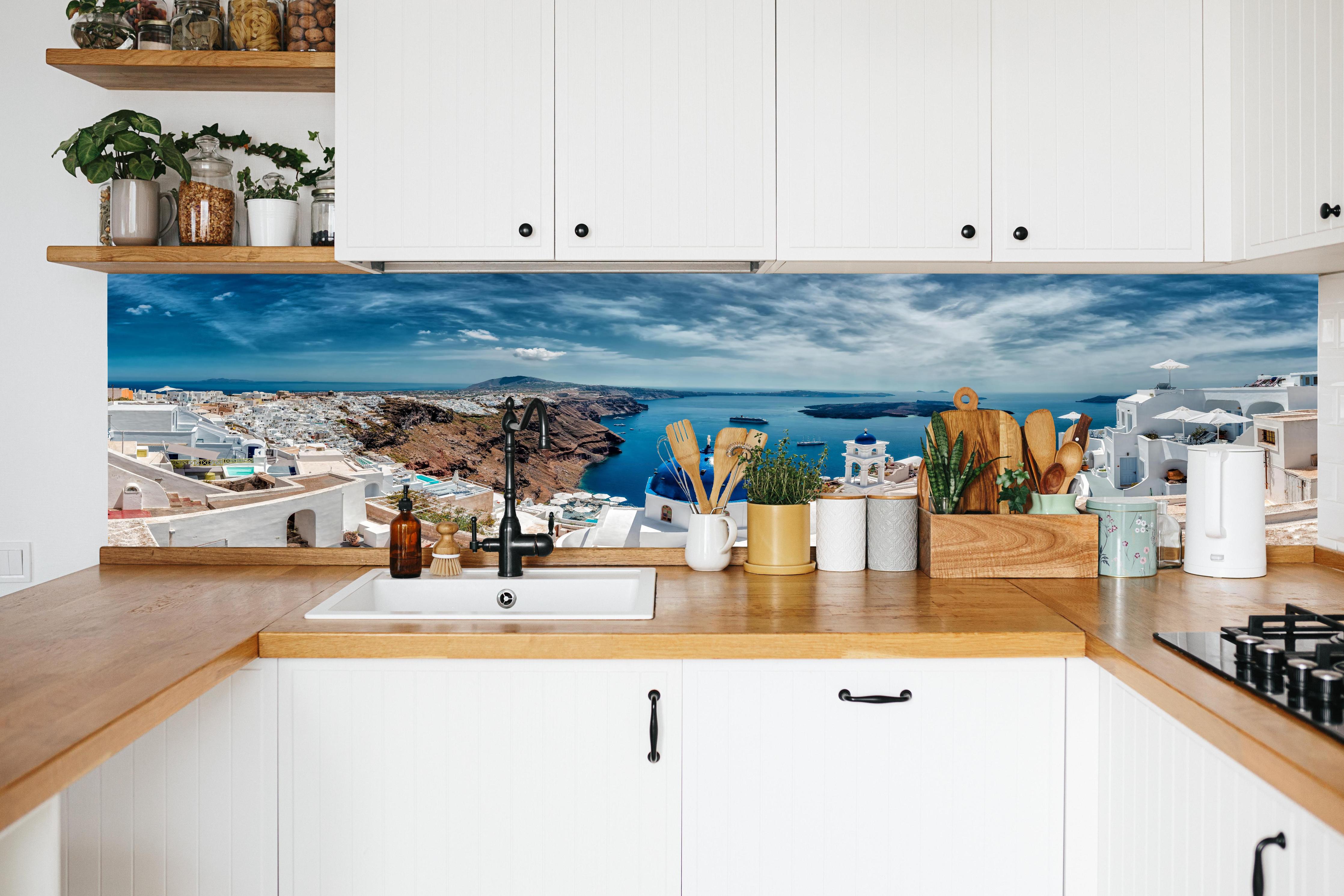 Küche - Santorini Blau-Weiß Panoramablick in weißer Küche hinter Gewürzen und Kochlöffeln aus Holz