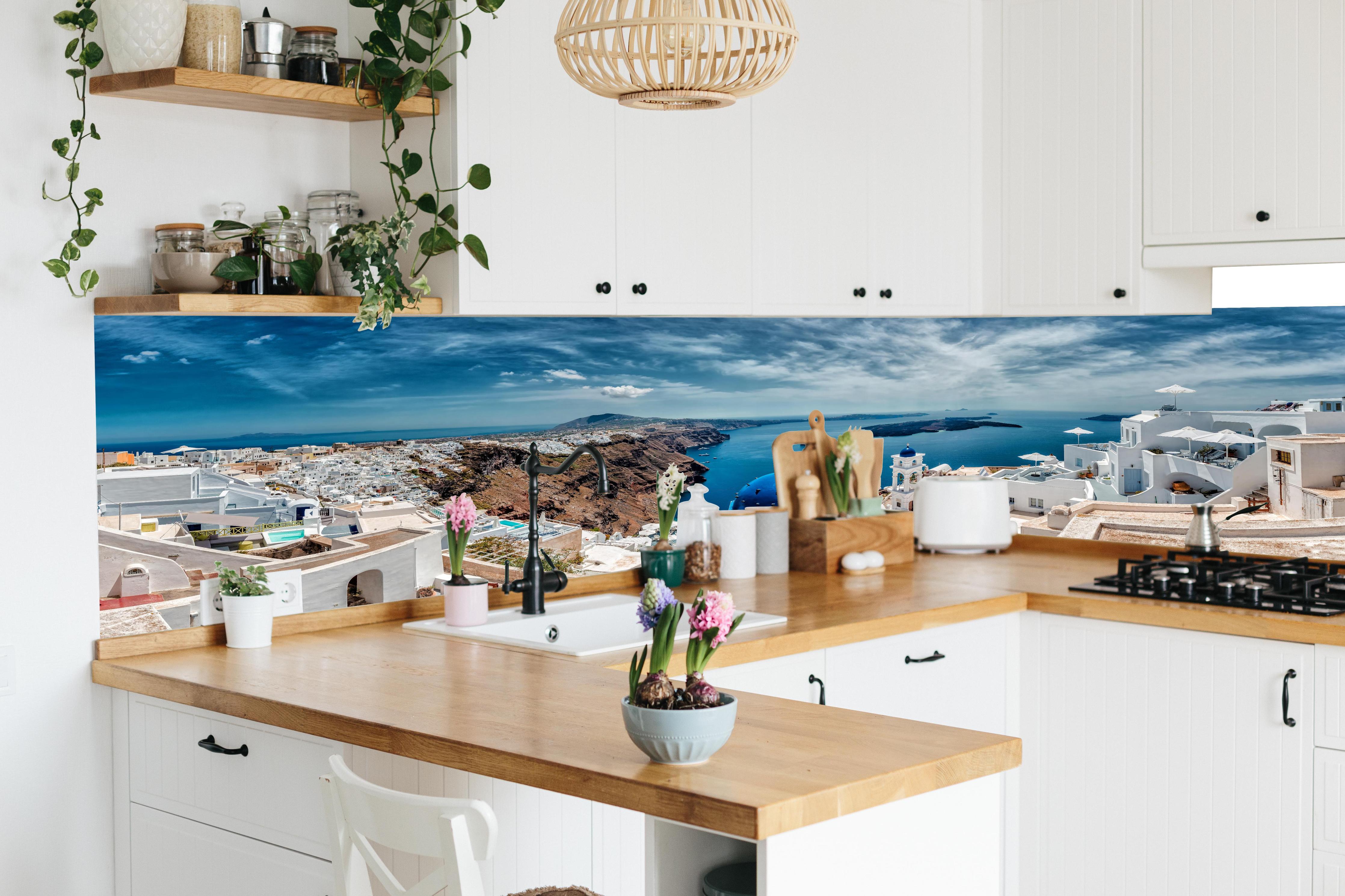 Küche - Santorini Blau-Weiß Panoramablick in lebendiger Küche mit bunten Blumen
