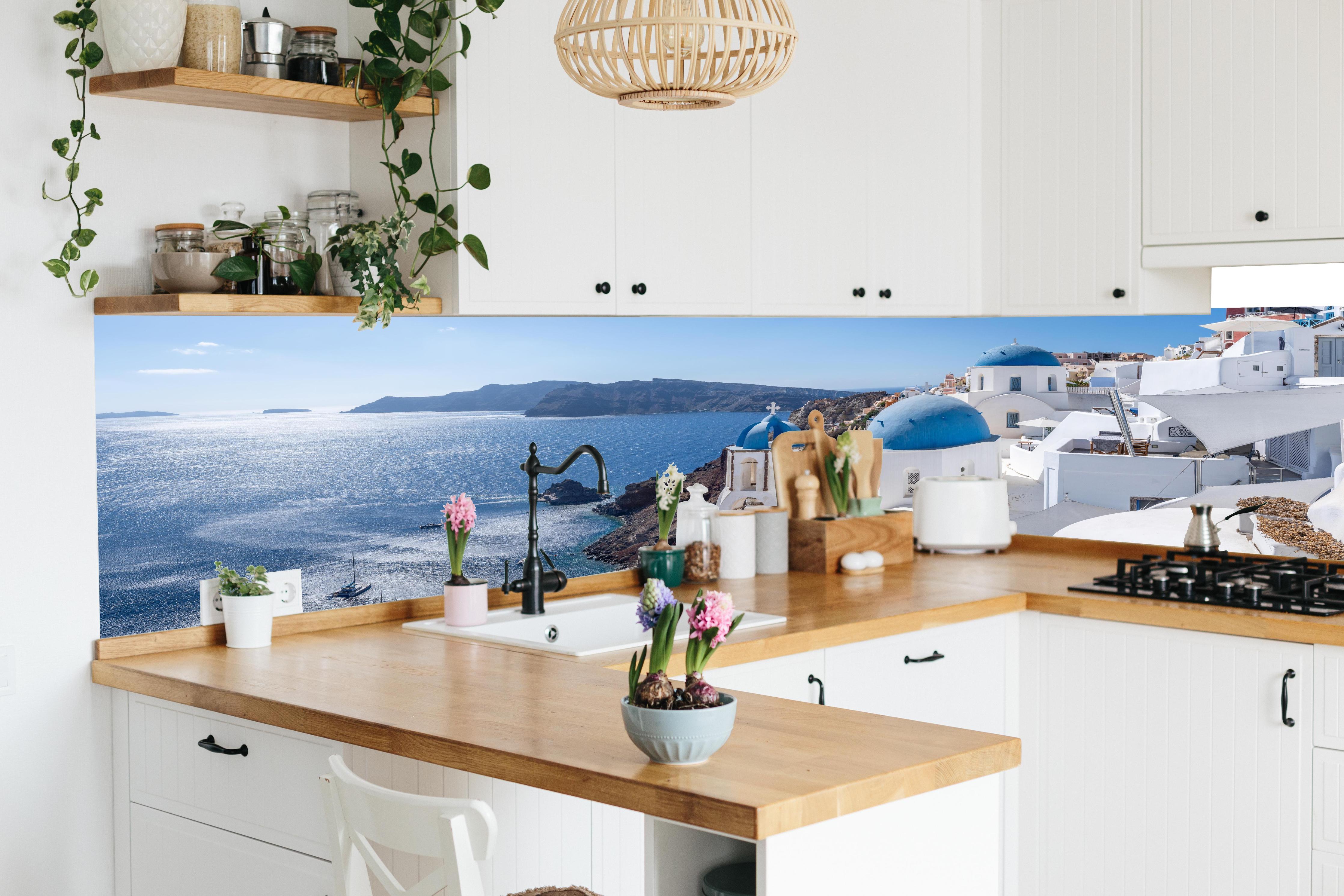 Küche - Santorini Blau-Weiß Skyline in lebendiger Küche mit bunten Blumen