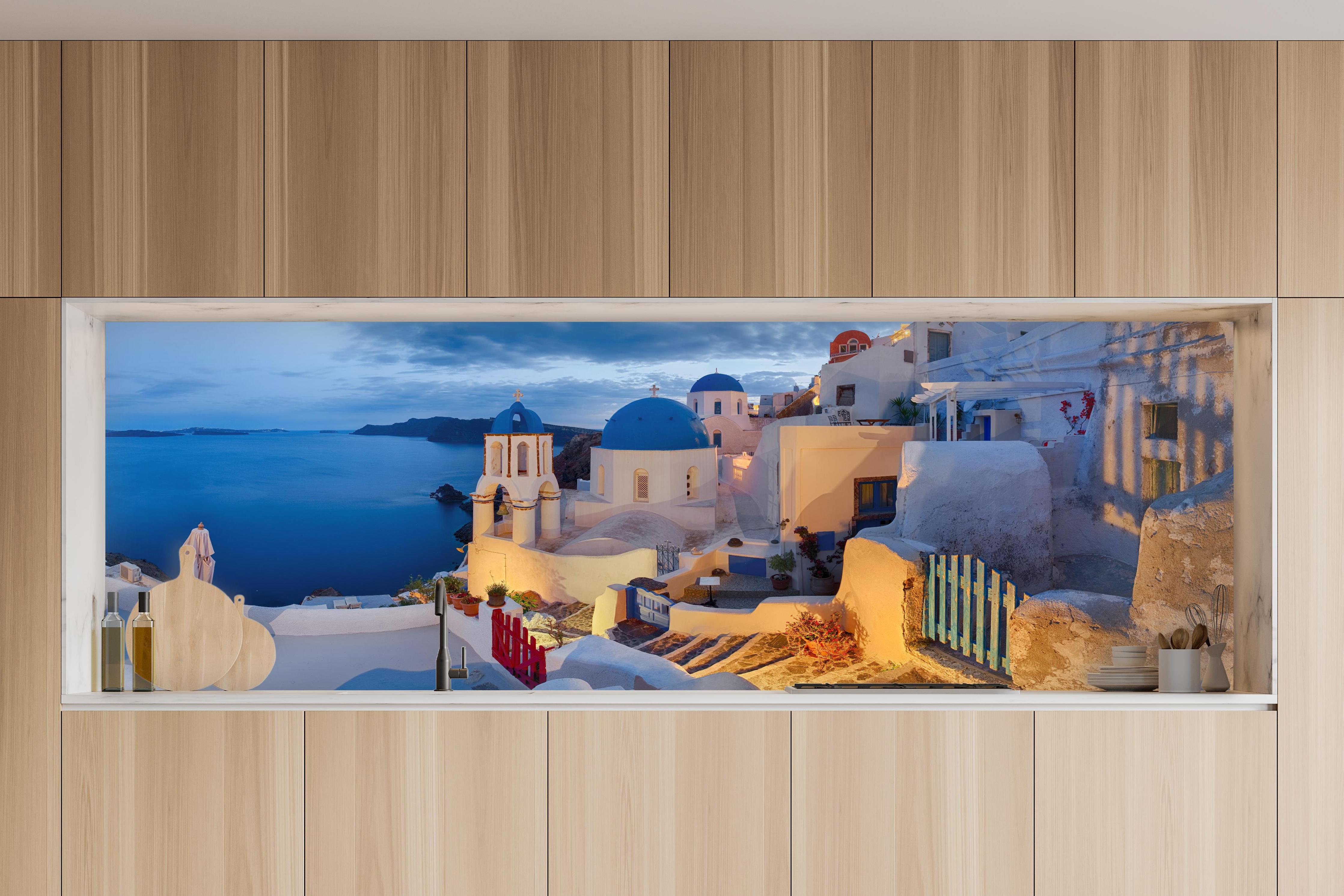 Küche - Santorini Skyline in Blau und Weiß in charakteristischer Vollholz-Küche mit modernem Gasherd