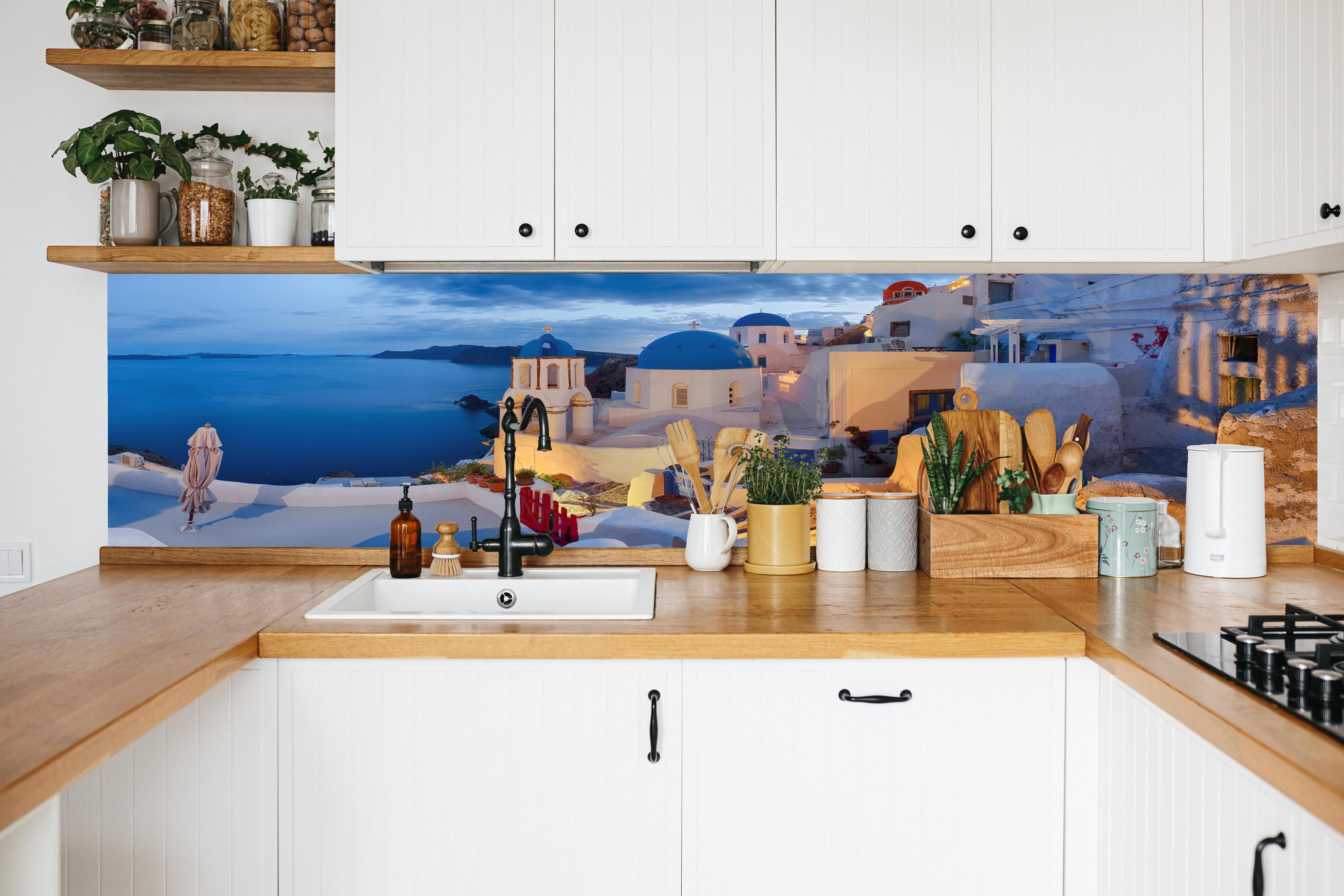 Küche - Santorini Skyline in Blau und Weiß in weißer Küche hinter Gewürzen und Kochlöffeln aus Holz