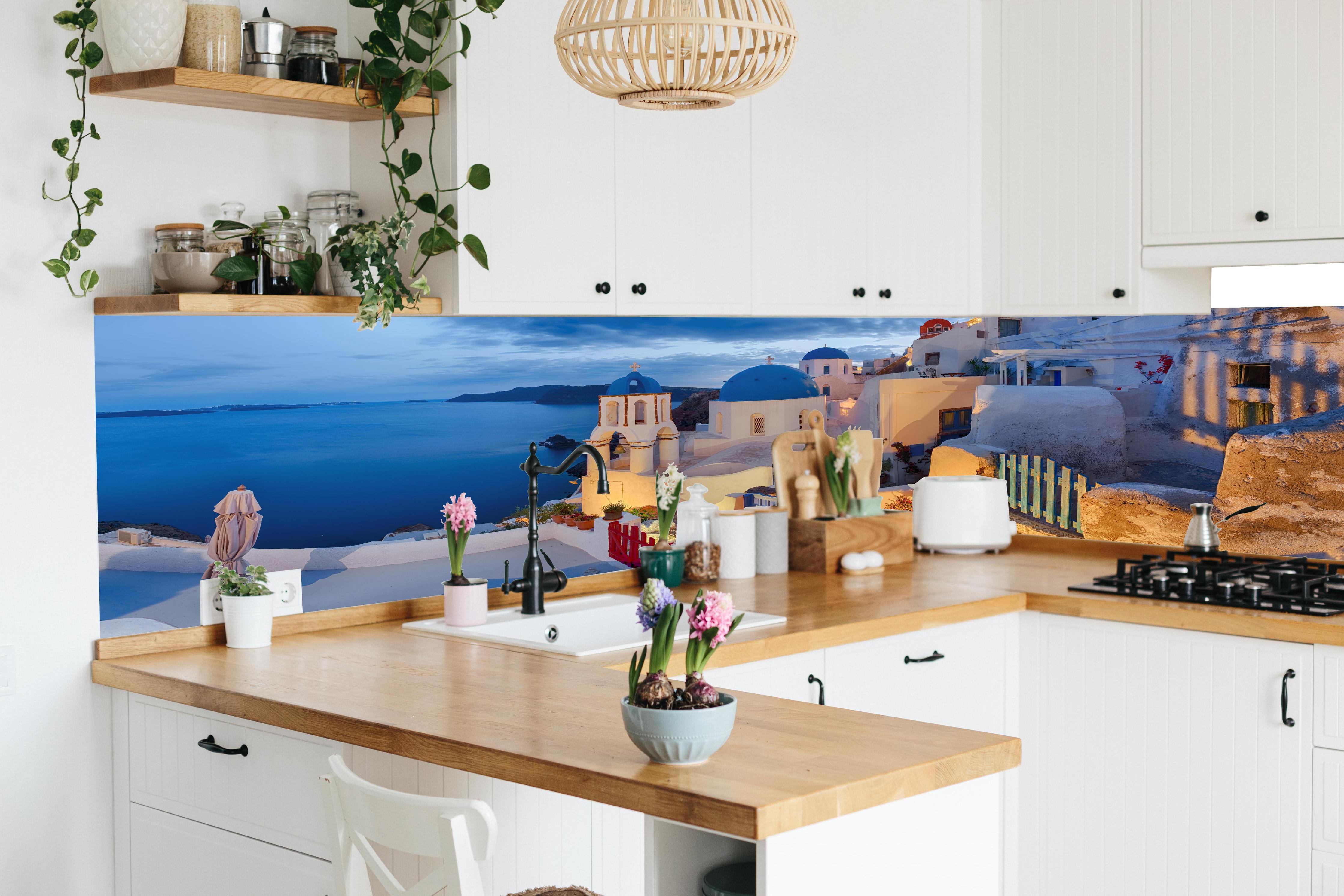 Küche - Santorini Skyline in Blau und Weiß in lebendiger Küche mit bunten Blumen