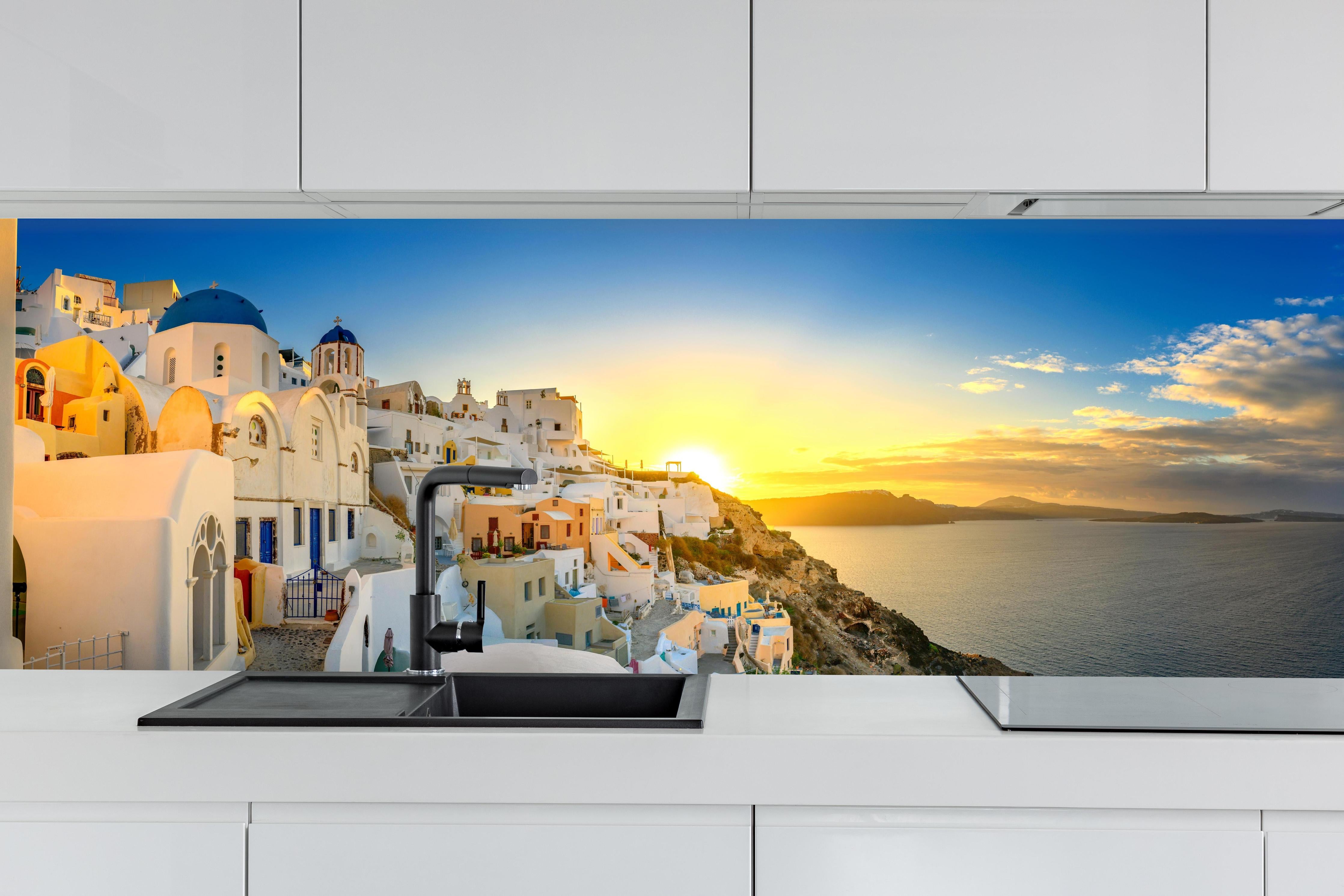Küche - Santorini Sonnenuntergang Skyline hinter weißen Hochglanz-Küchenregalen und schwarzem Wasserhahn