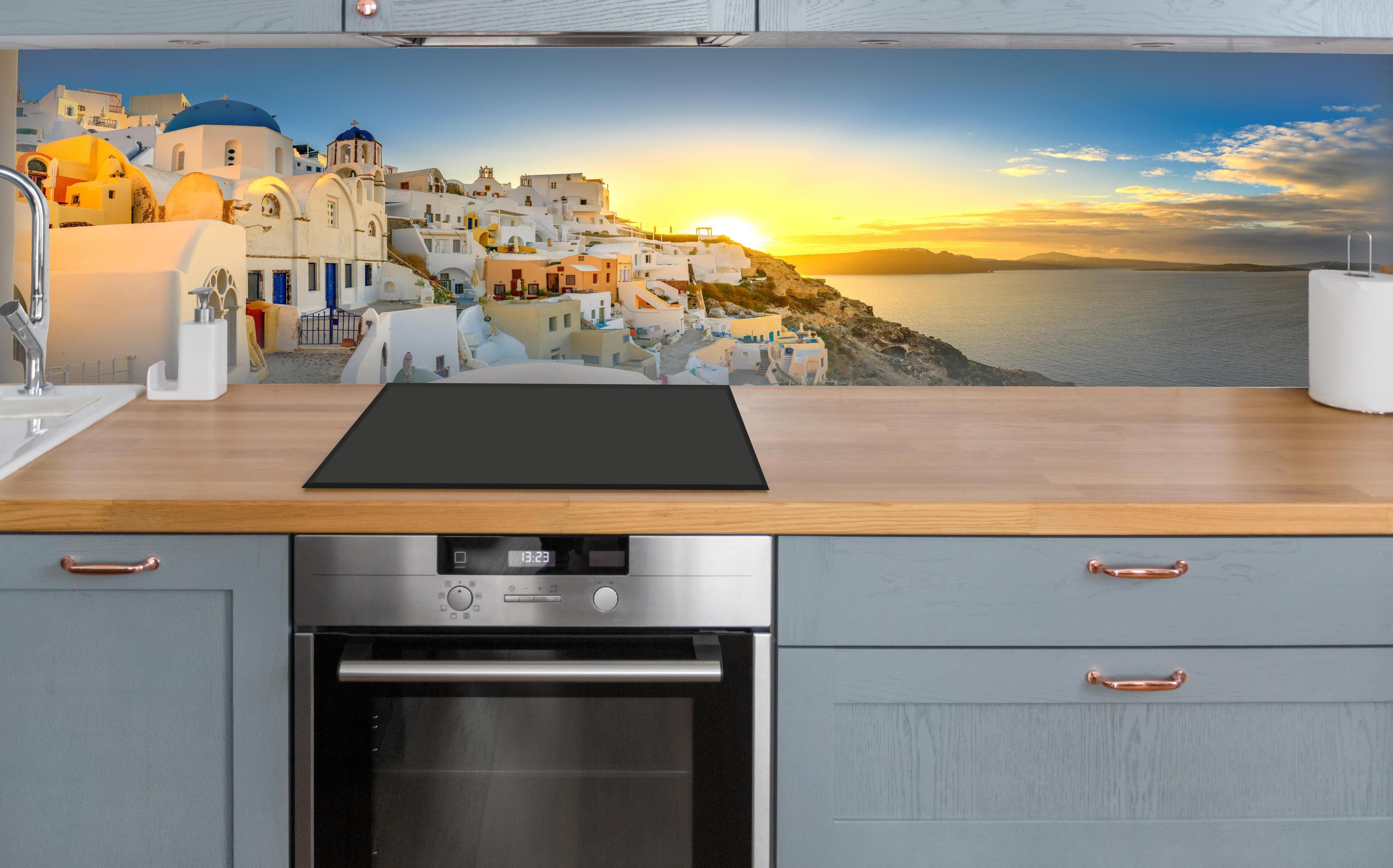 Küche - Santorini Sonnenuntergang Skyline über polierter Holzarbeitsplatte mit Cerankochfeld