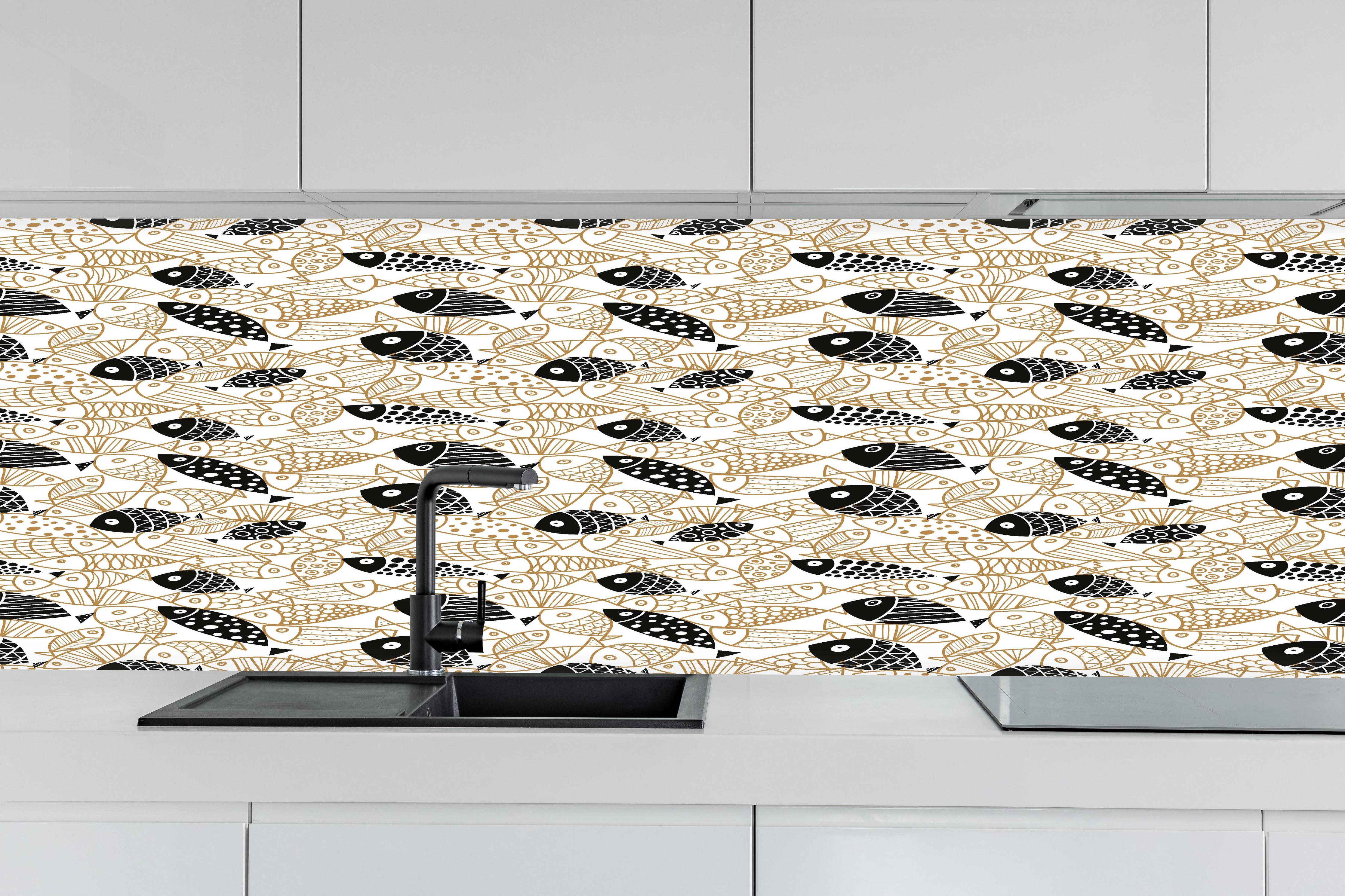 Küche - Schwarz-Gold Fische Muster hinter weißen Hochglanz-Küchenregalen und schwarzem Wasserhahn