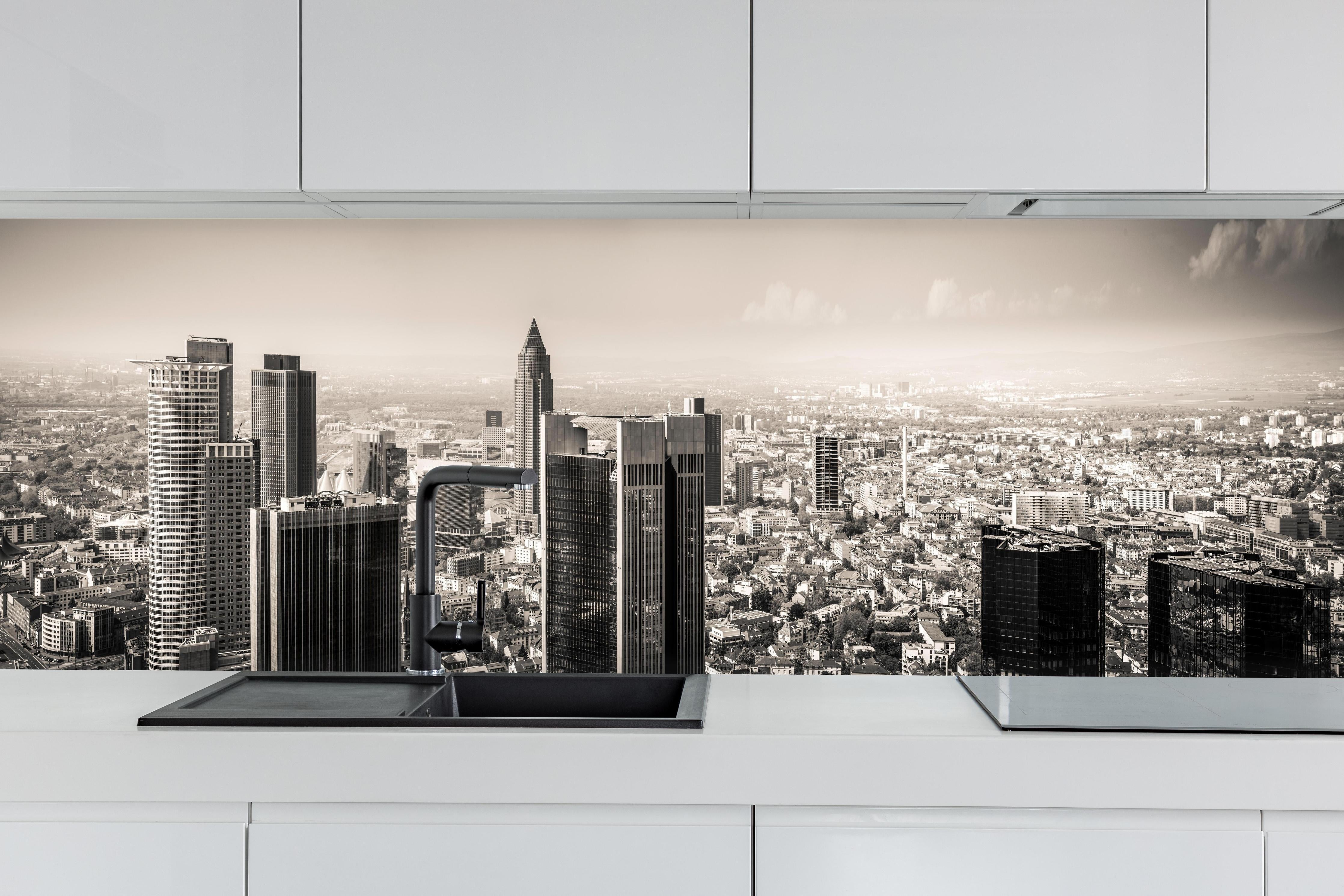 Küche - Schwarz-Weiß Skyline Panorama hinter weißen Hochglanz-Küchenregalen und schwarzem Wasserhahn