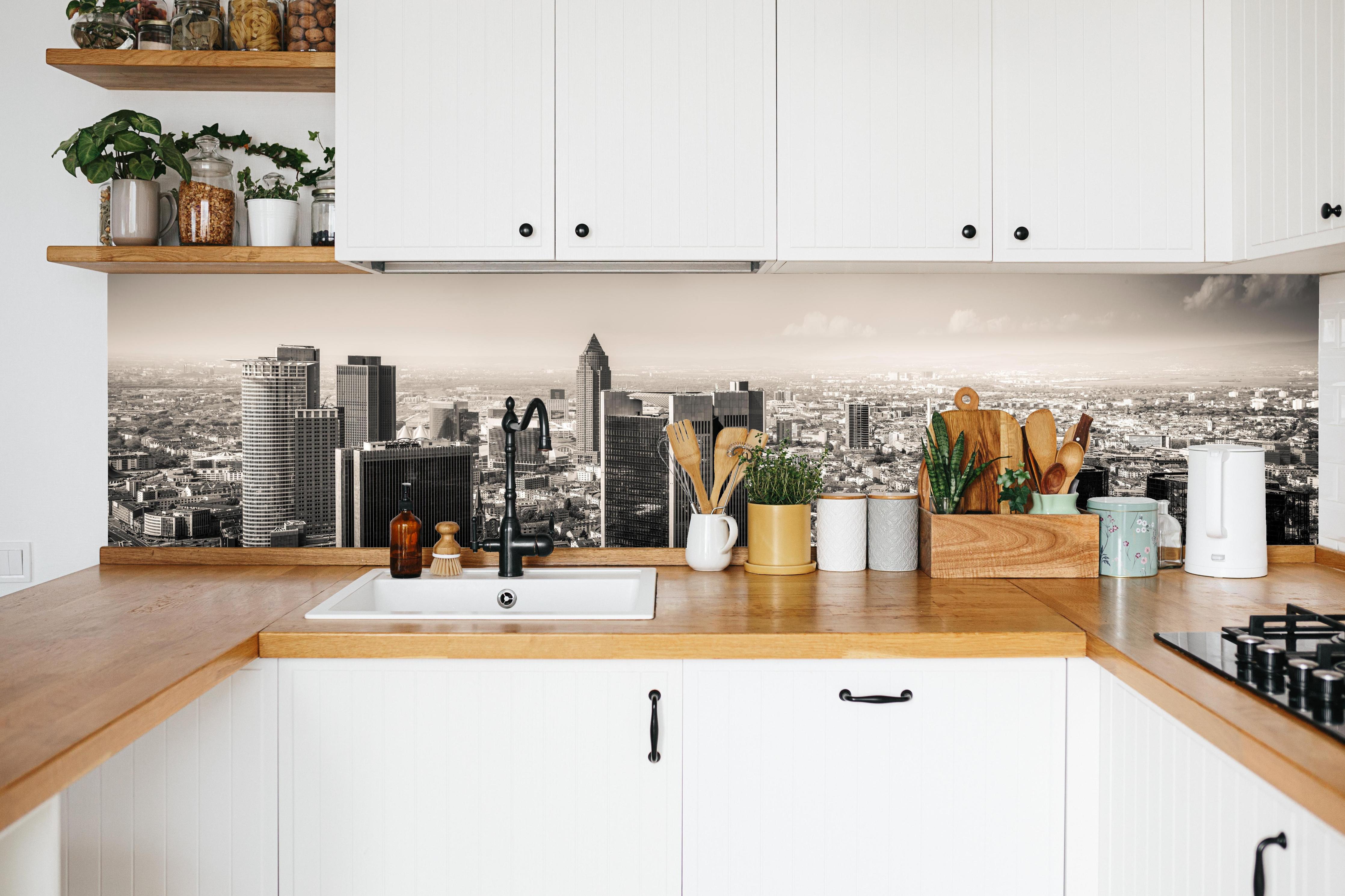 Küche - Schwarz-Weiß Skyline Panorama in weißer Küche hinter Gewürzen und Kochlöffeln aus Holz