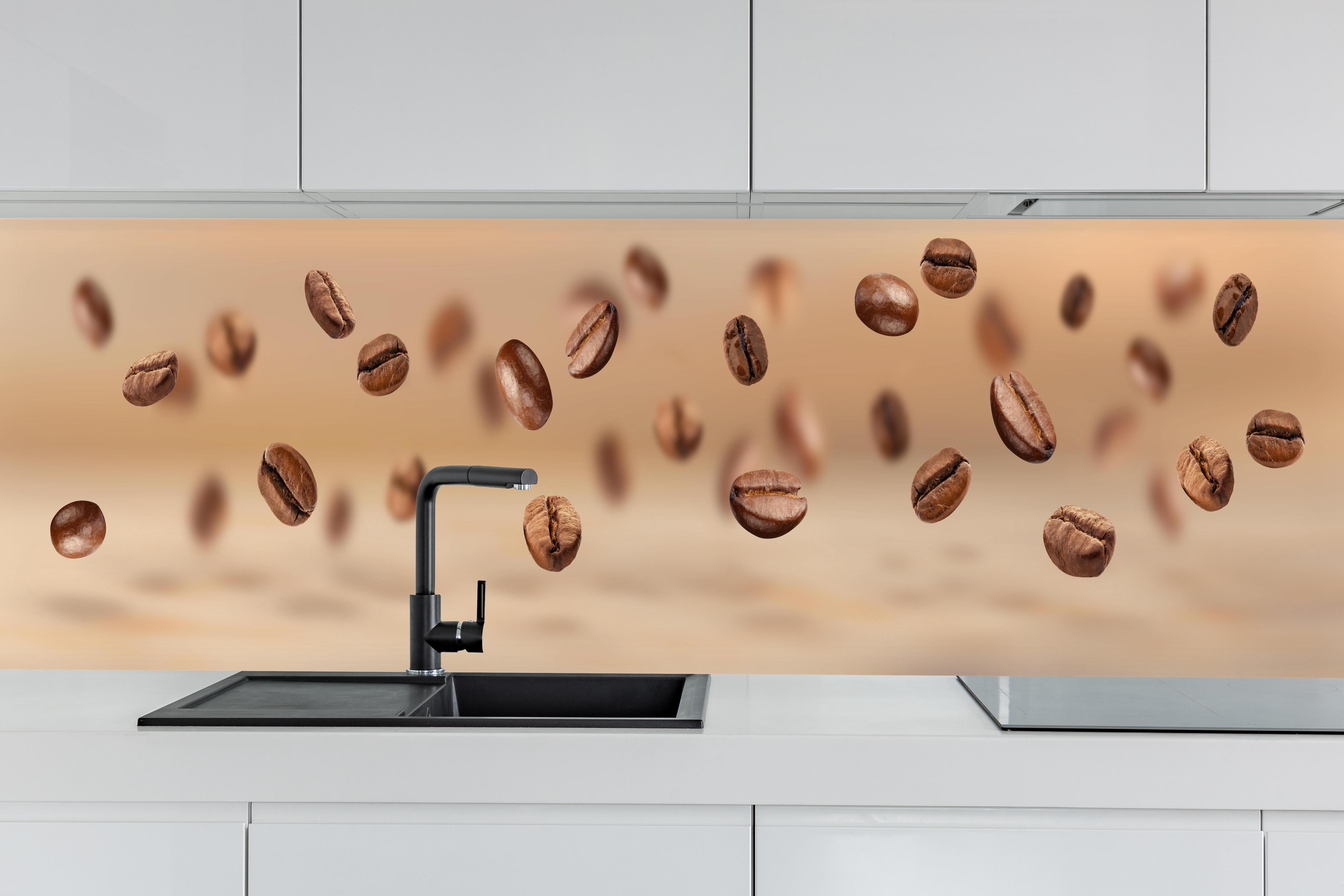 Küche - Schwebende Kaffeebohnen Braun-Beige hinter weißen Hochglanz-Küchenregalen und schwarzem Wasserhahn