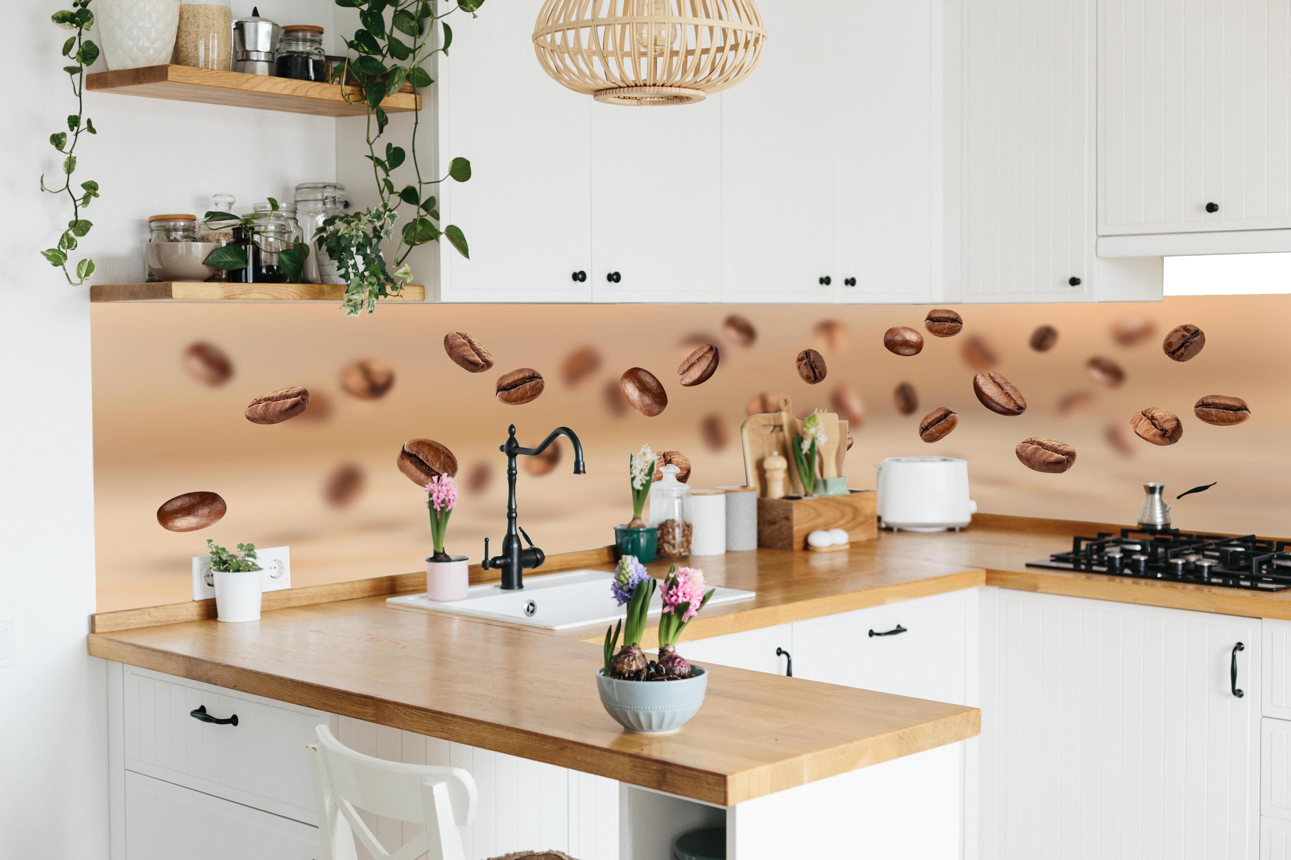 Küche - Schwebende Kaffeebohnen Braun-Beige in lebendiger Küche mit bunten Blumen