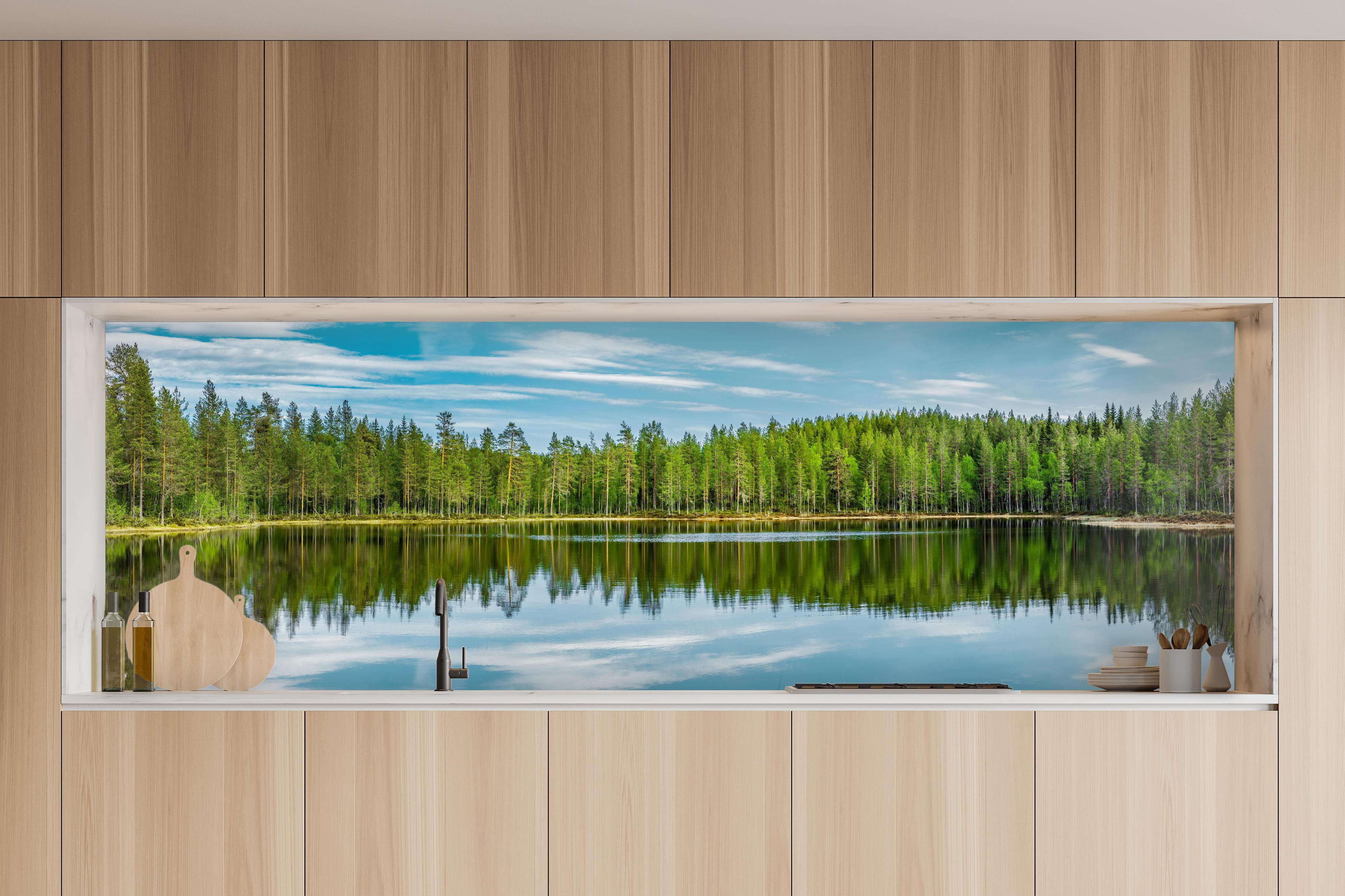 Küche - Schwedisches See-Panorama Grün-Blau in charakteristischer Vollholz-Küche mit modernem Gasherd