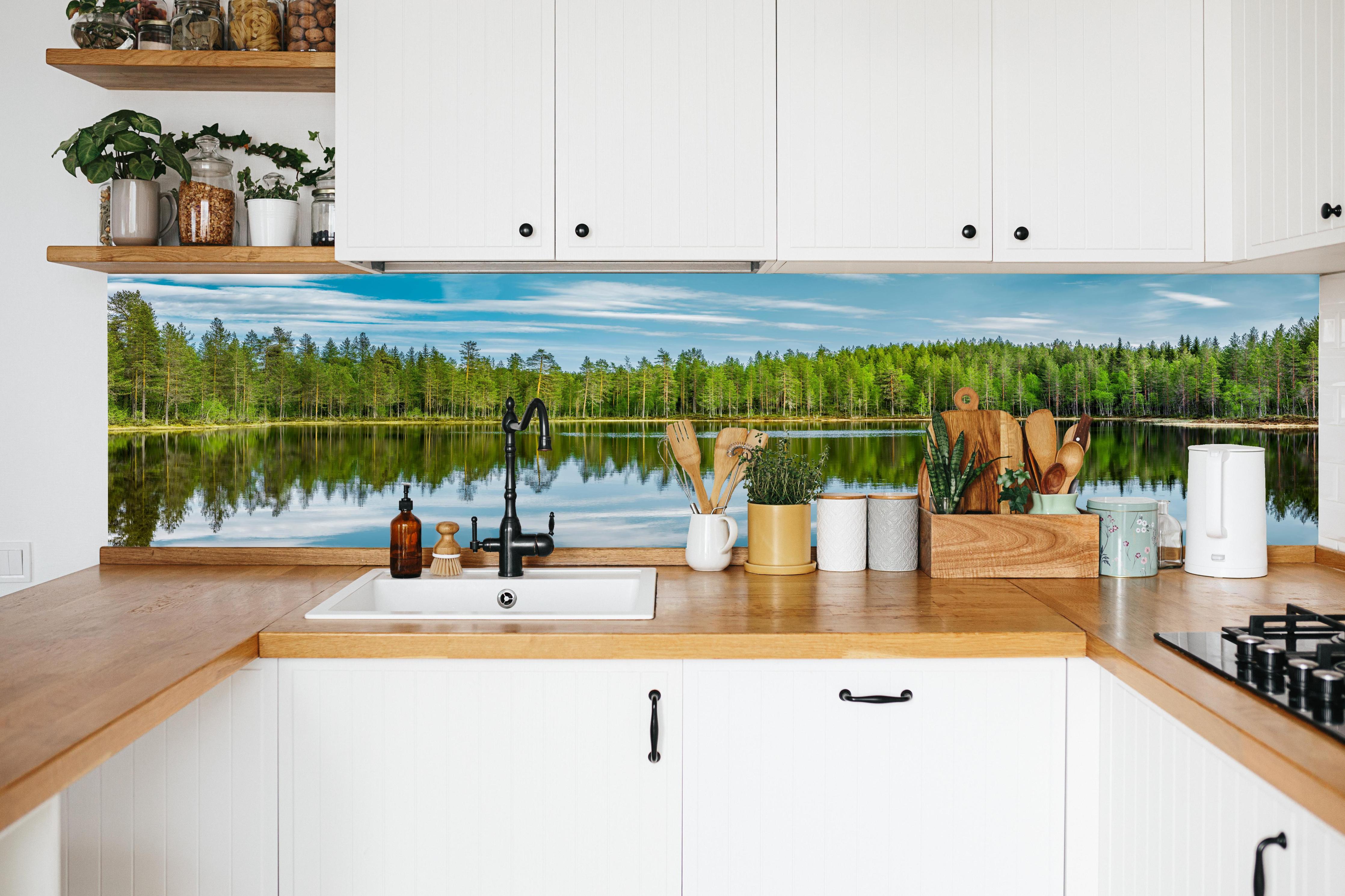 Küche - Schwedisches See-Panorama Grün-Blau in weißer Küche hinter Gewürzen und Kochlöffeln aus Holz