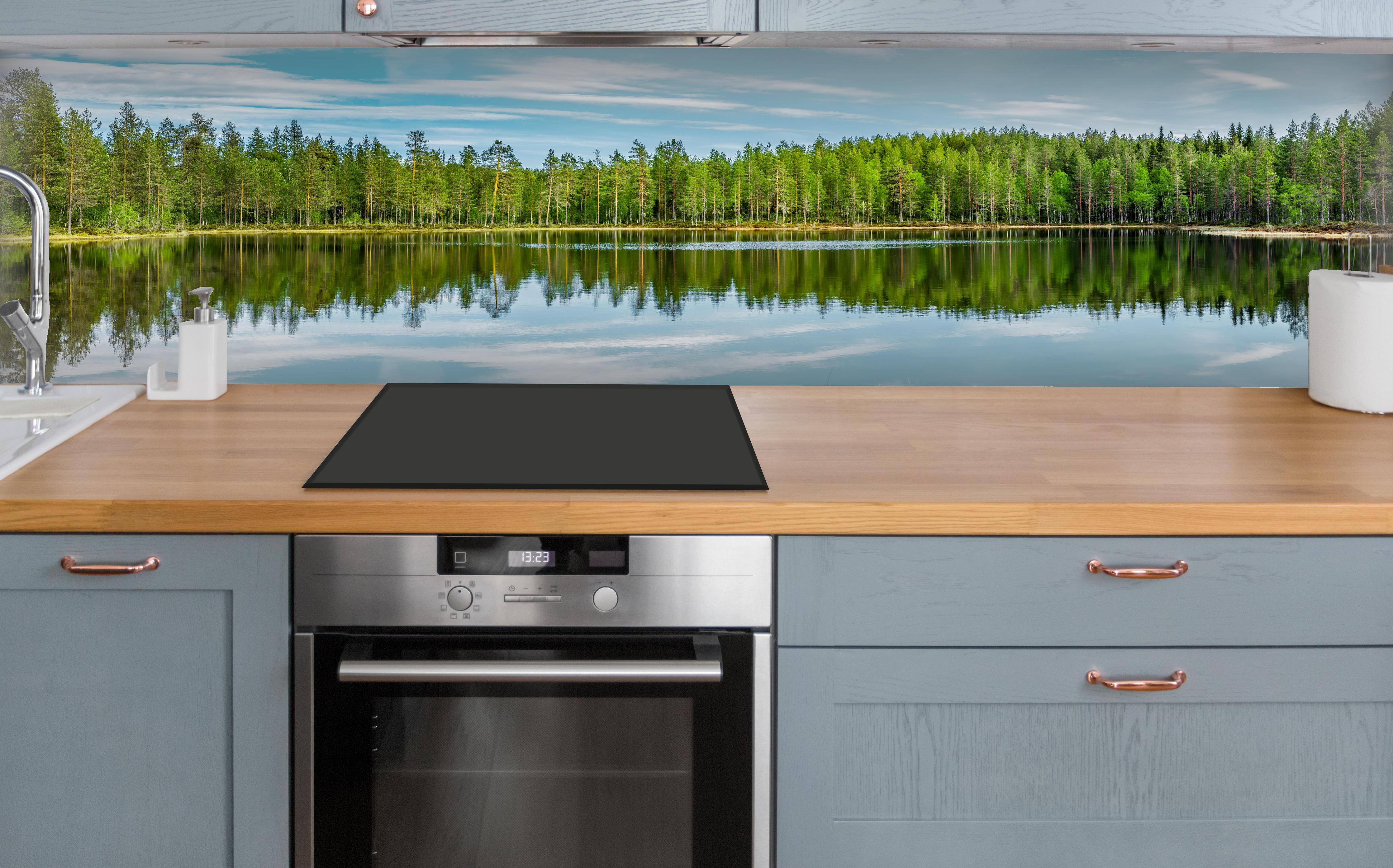 Küche - Schwedisches See-Panorama Grün-Blau über polierter Holzarbeitsplatte mit Cerankochfeld