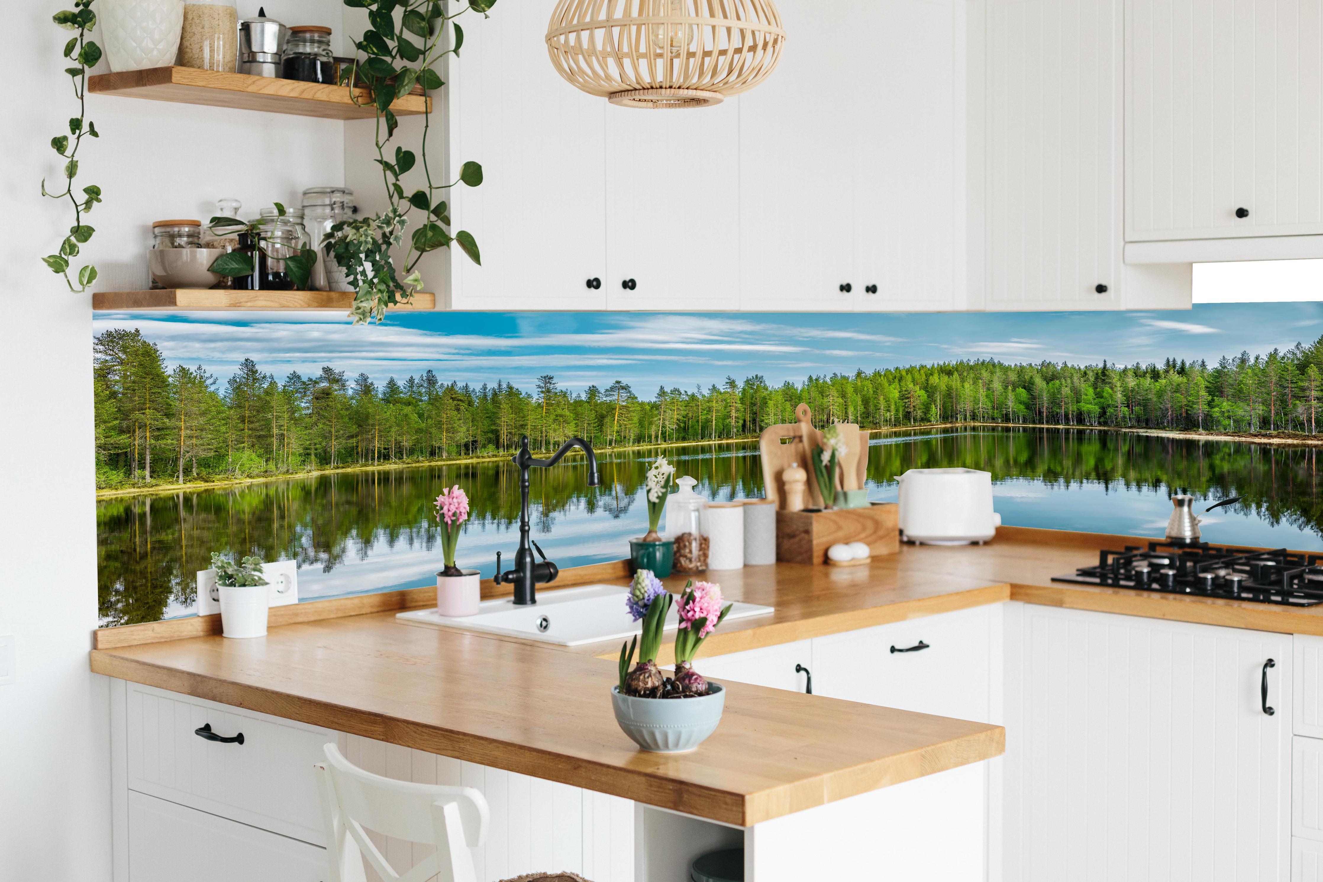 Küche - Schwedisches See-Panorama Grün-Blau in lebendiger Küche mit bunten Blumen