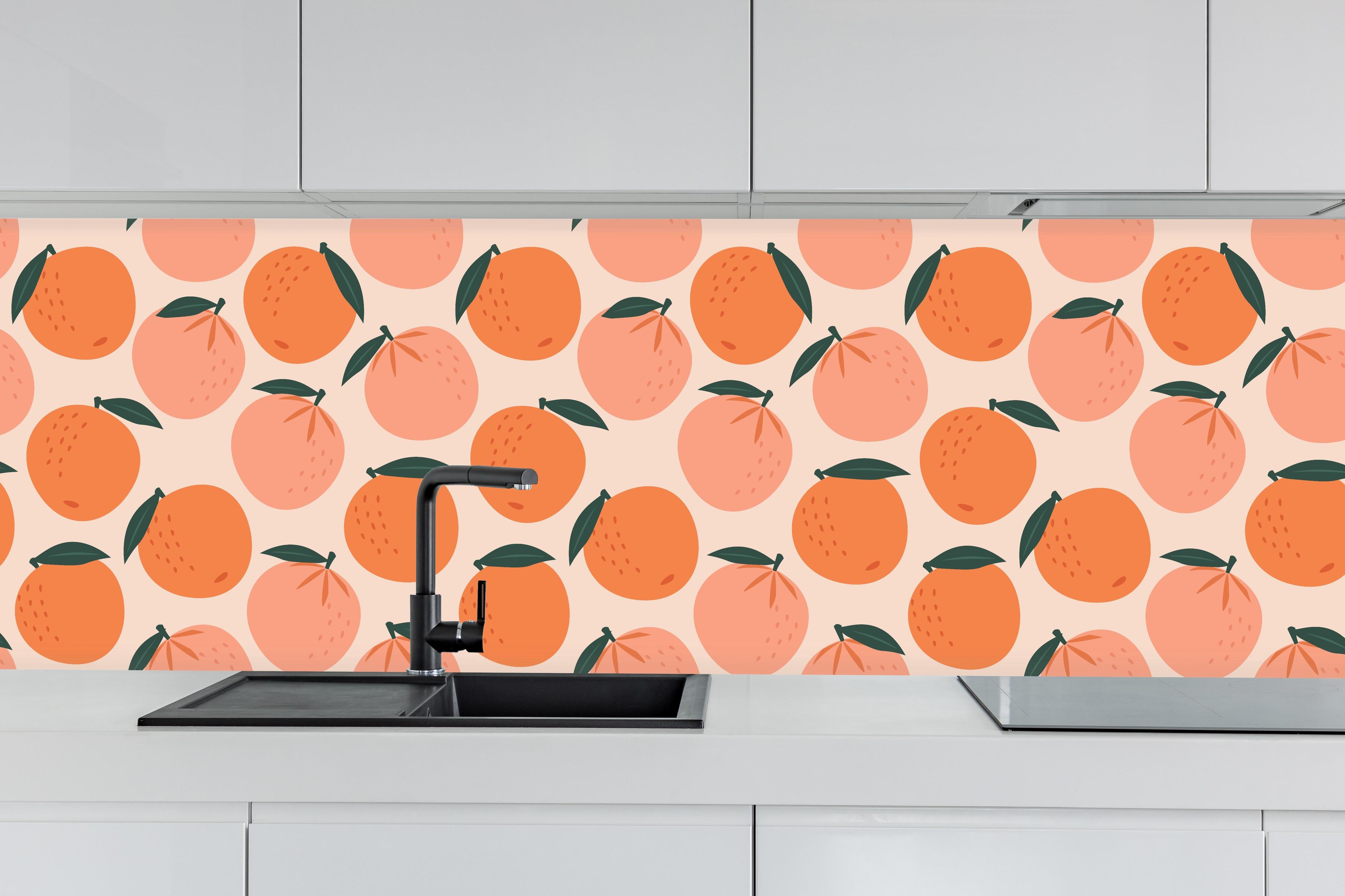 Küche - Sommerliches Orangenmuster hinter weißen Hochglanz-Küchenregalen und schwarzem Wasserhahn