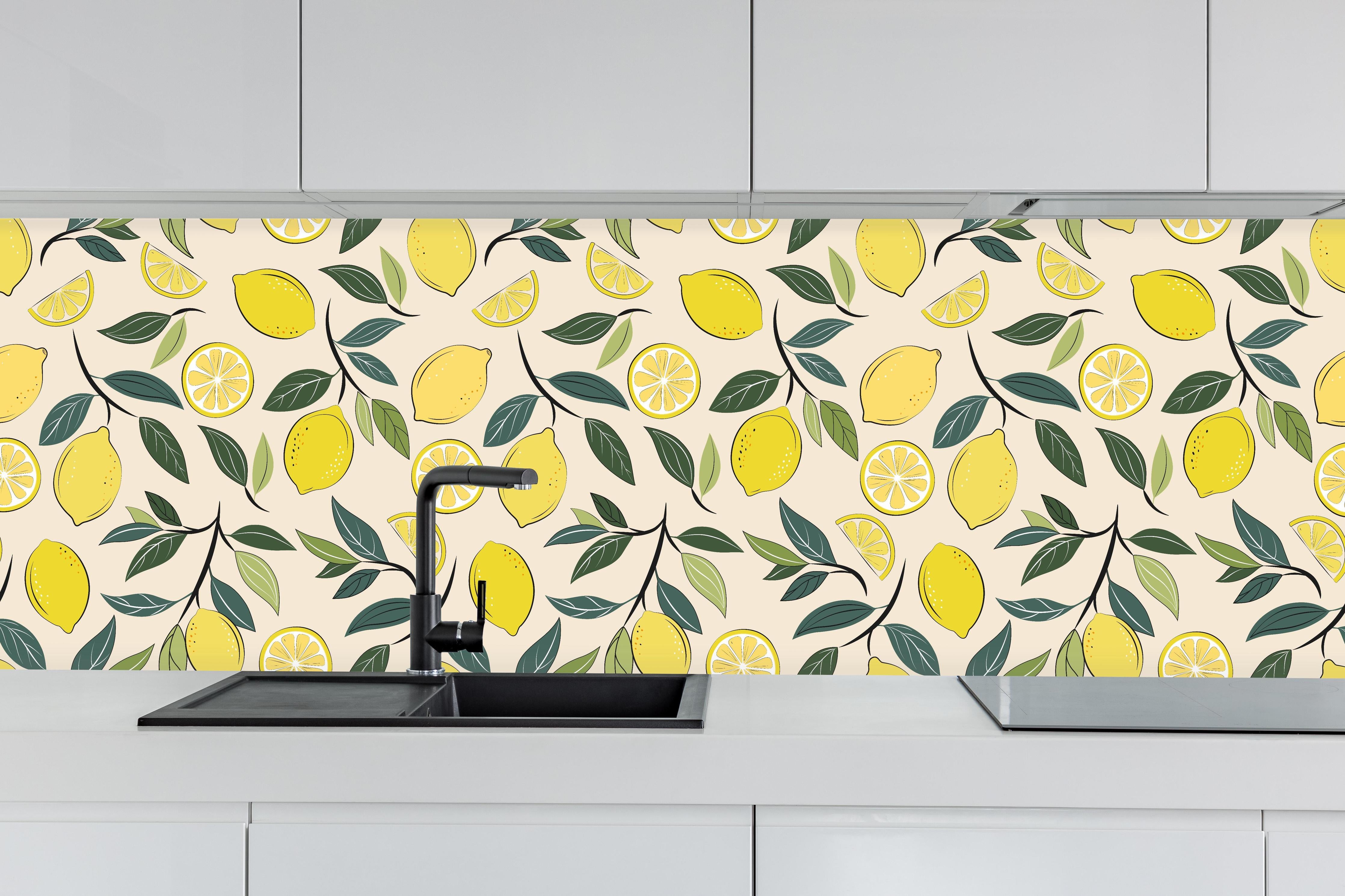 Küche - Sommerliches Zitronen-Design Gelb-Grün hinter weißen Hochglanz-Küchenregalen und schwarzem Wasserhahn