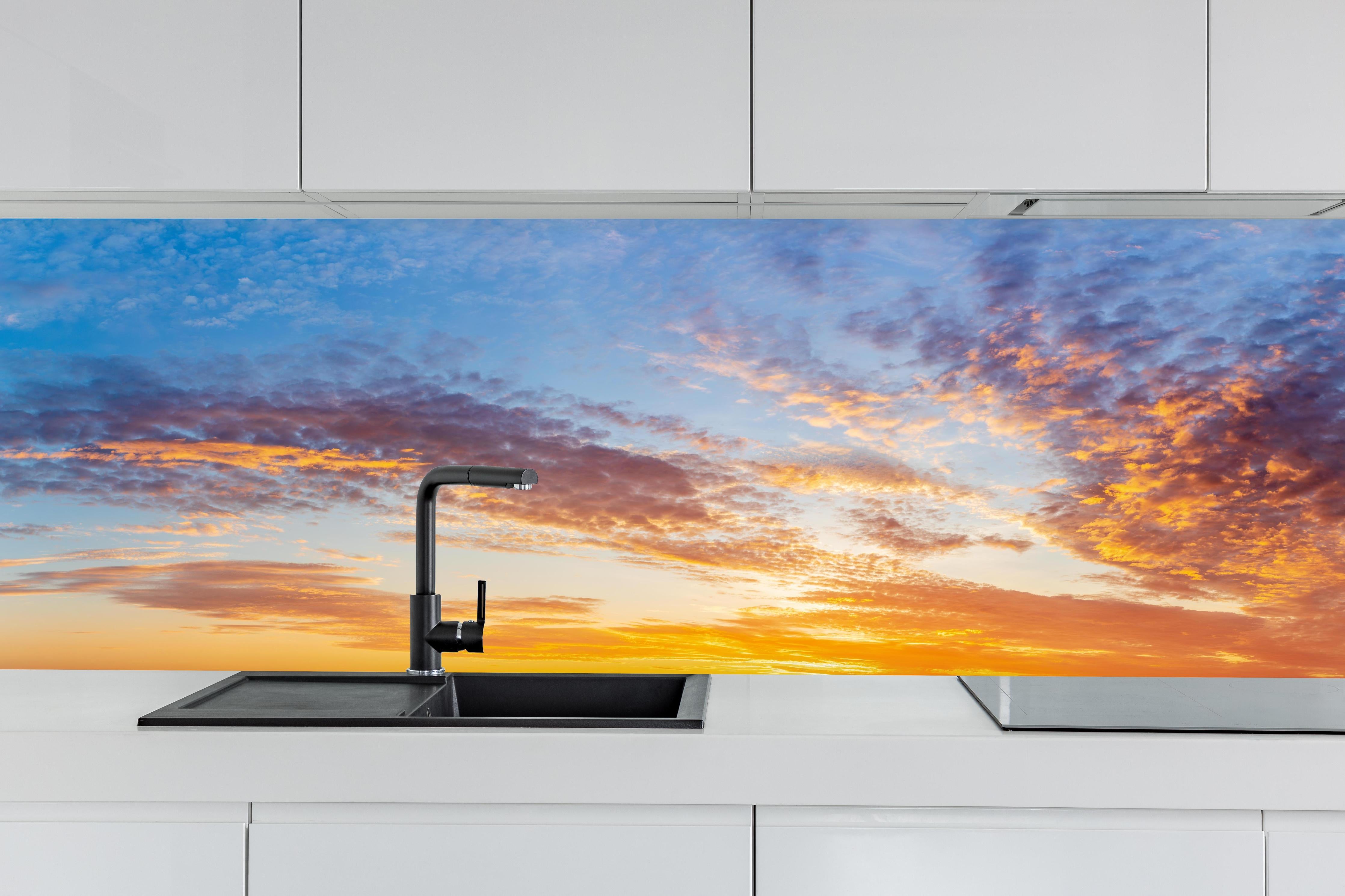 Küche - Sonnenuntergang Panorama Blau-Orange hinter weißen Hochglanz-Küchenregalen und schwarzem Wasserhahn