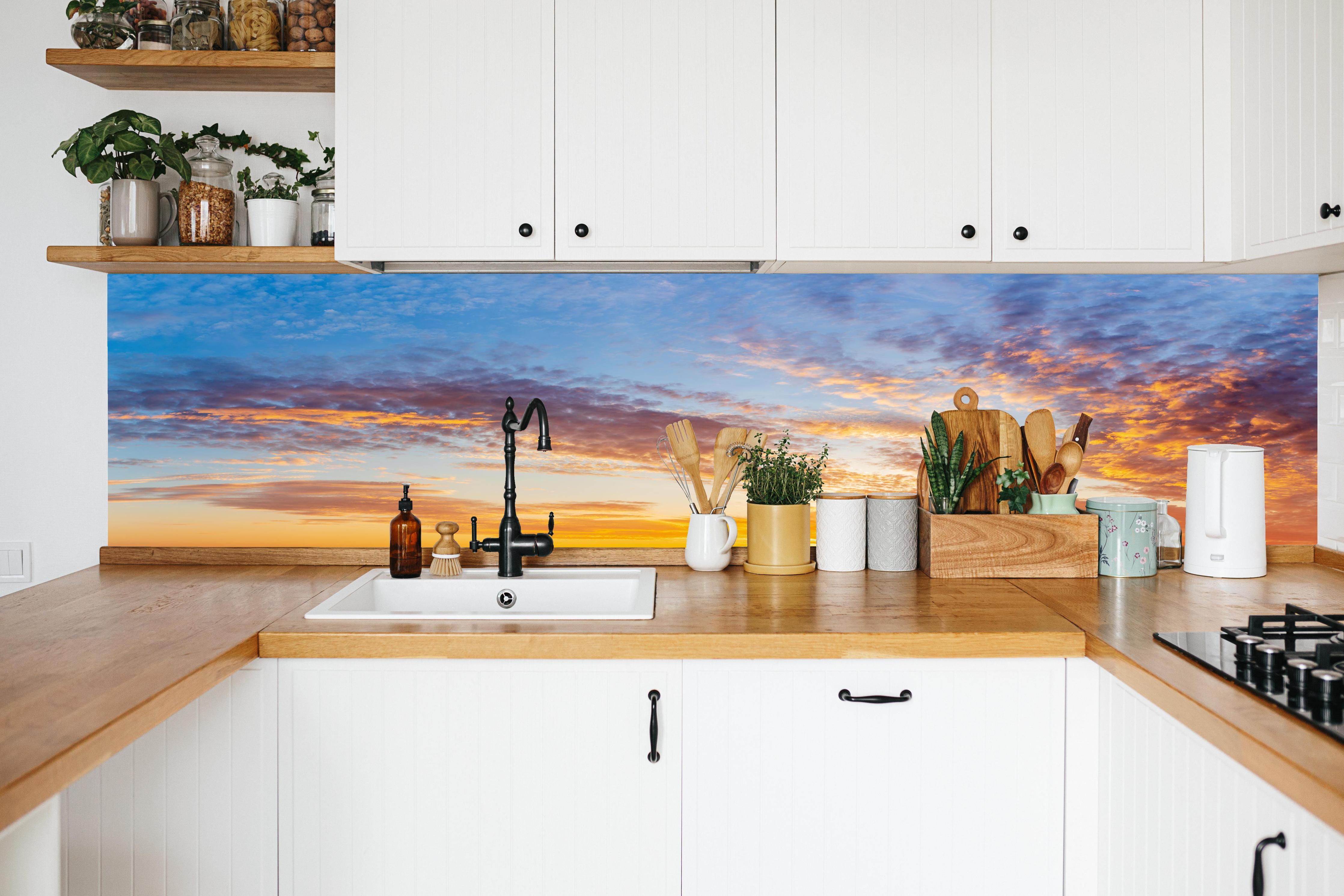 Küche - Sonnenuntergang Panorama Blau-Orange in weißer Küche hinter Gewürzen und Kochlöffeln aus Holz