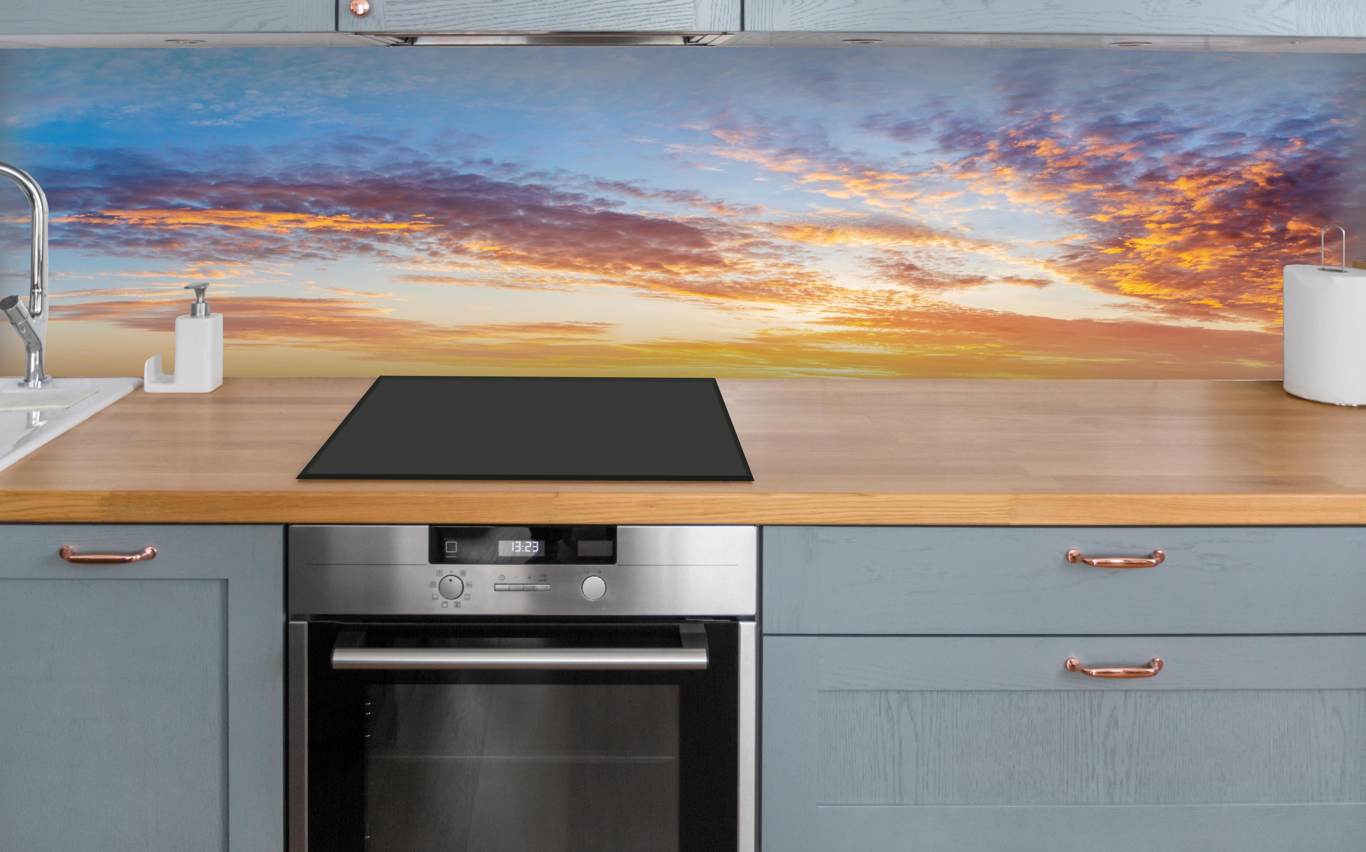 Küche - Sonnenuntergang Panorama Blau-Orange über polierter Holzarbeitsplatte mit Cerankochfeld