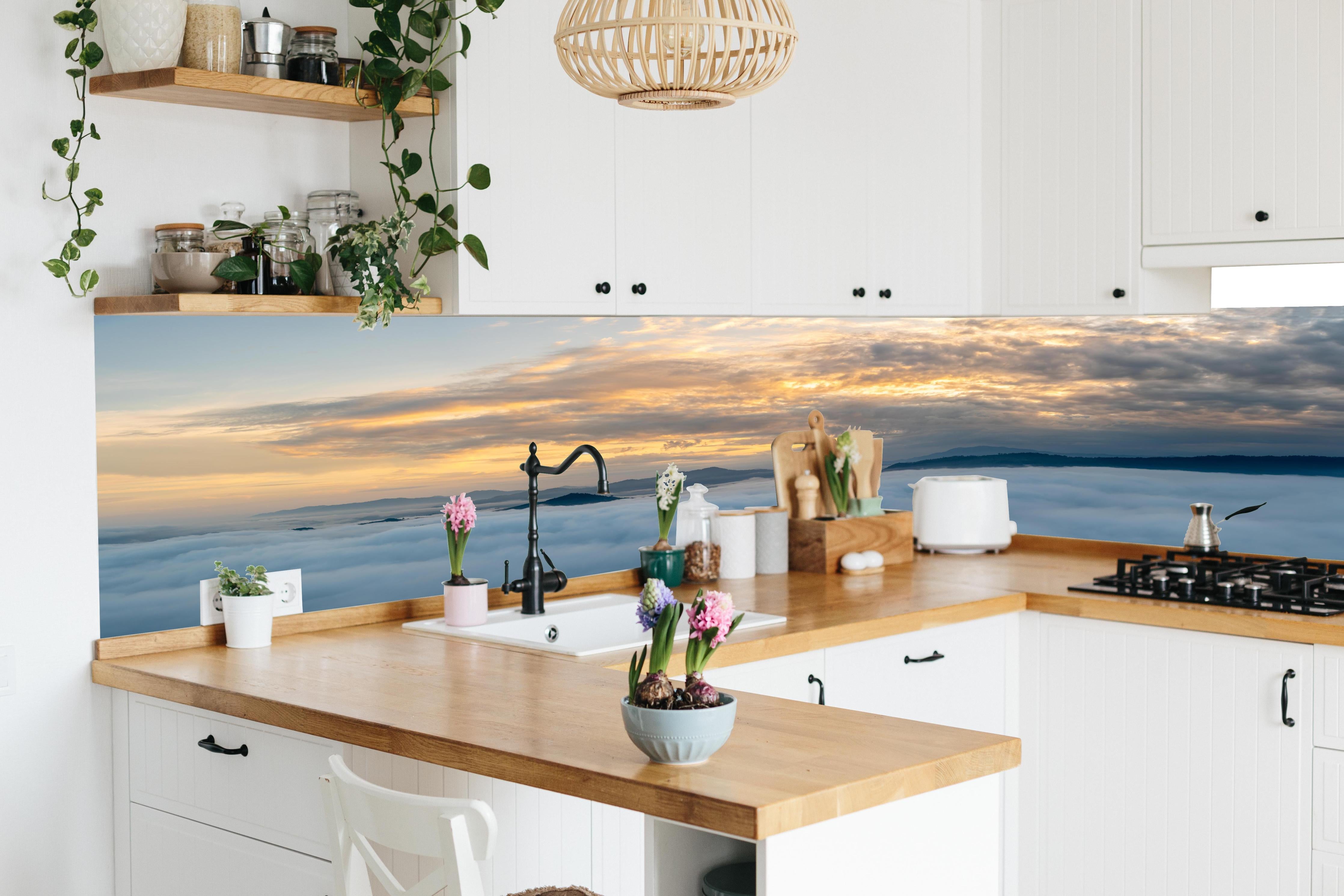 Küche - Sonnenuntergang über Wolkenmeer in lebendiger Küche mit bunten Blumen