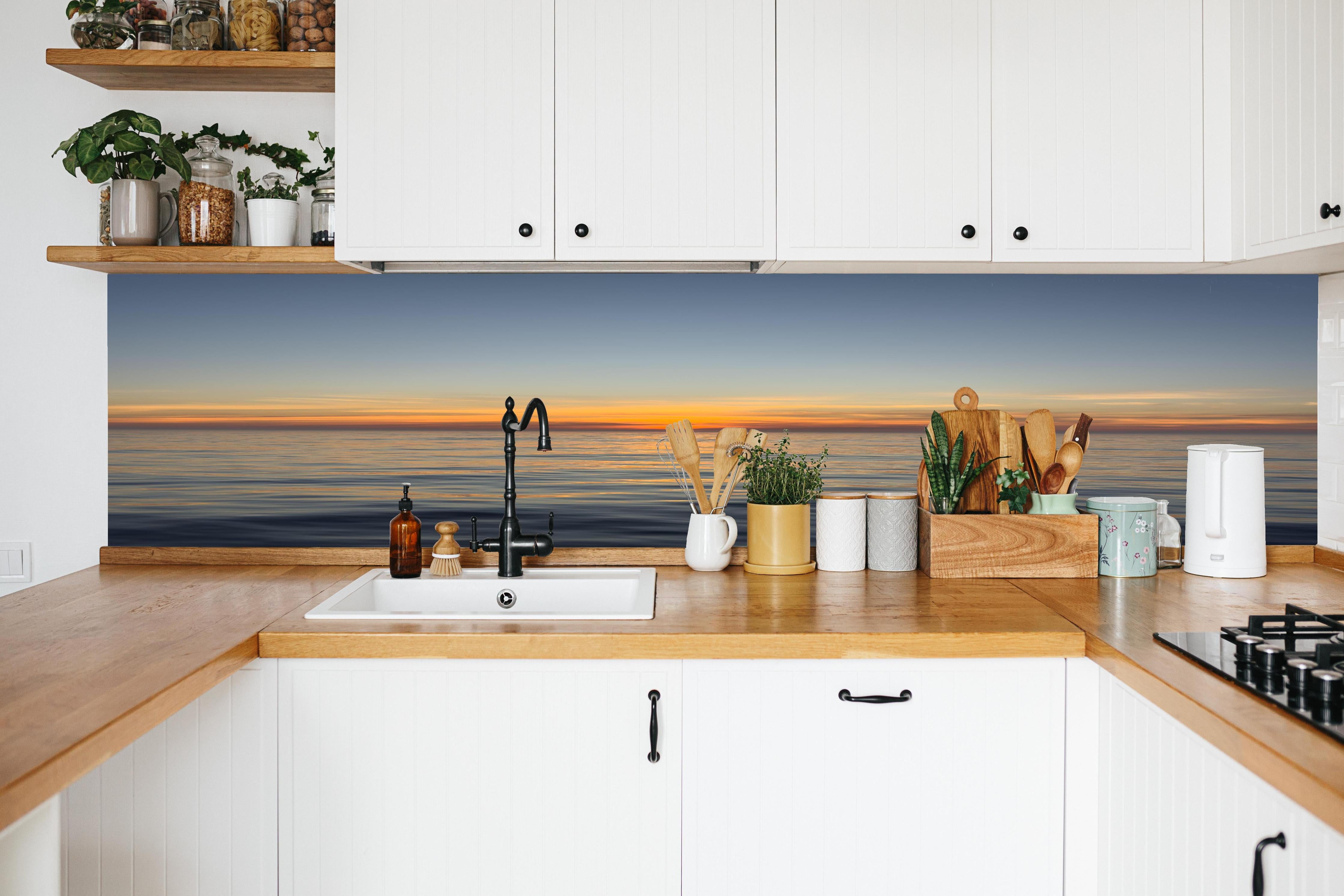 Küche - Sonnenuntergang über ruhigem Meer in weißer Küche hinter Gewürzen und Kochlöffeln aus Holz