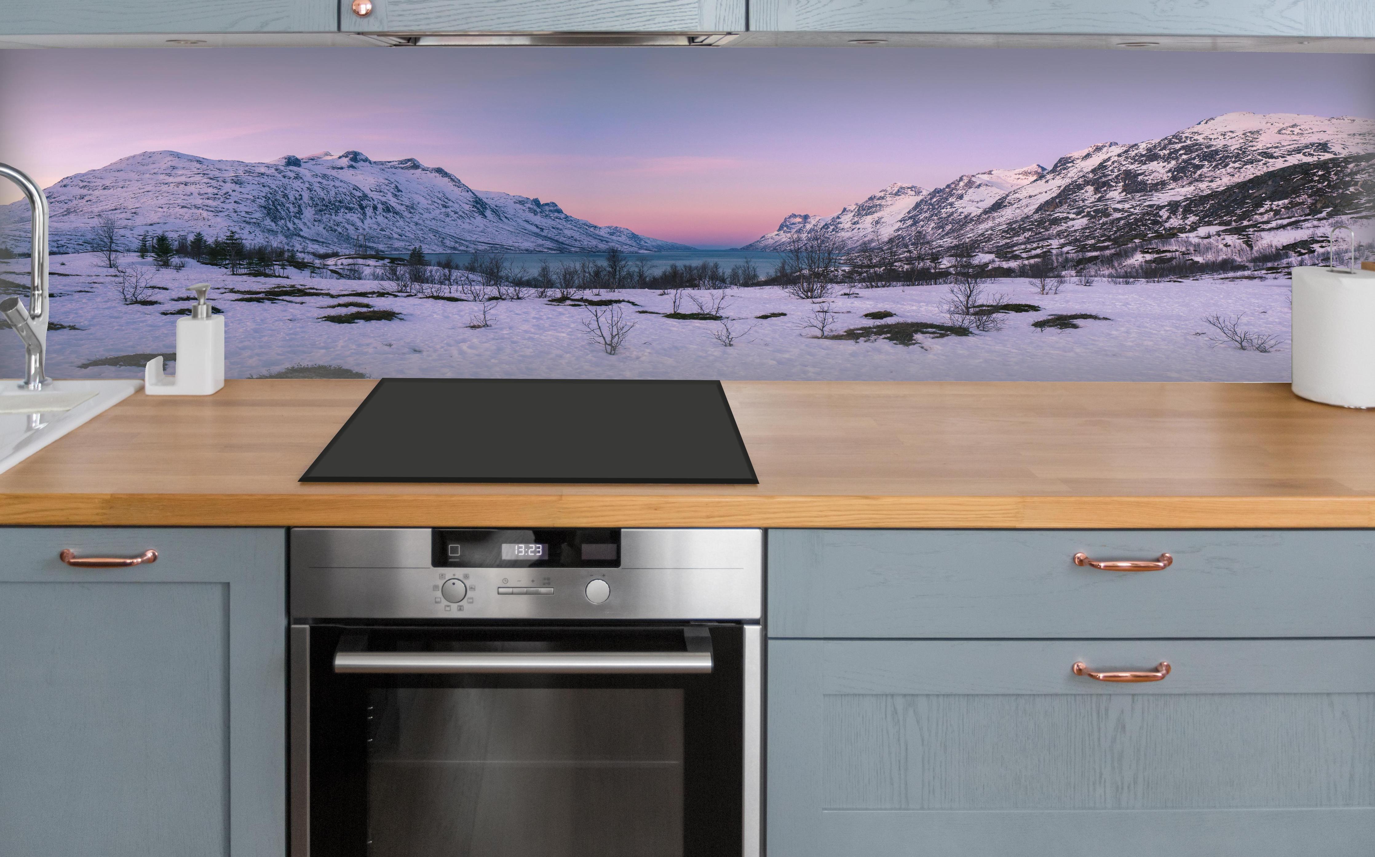 Küche - Sonnenuntergang über verschneiten Bergen über polierter Holzarbeitsplatte mit Cerankochfeld