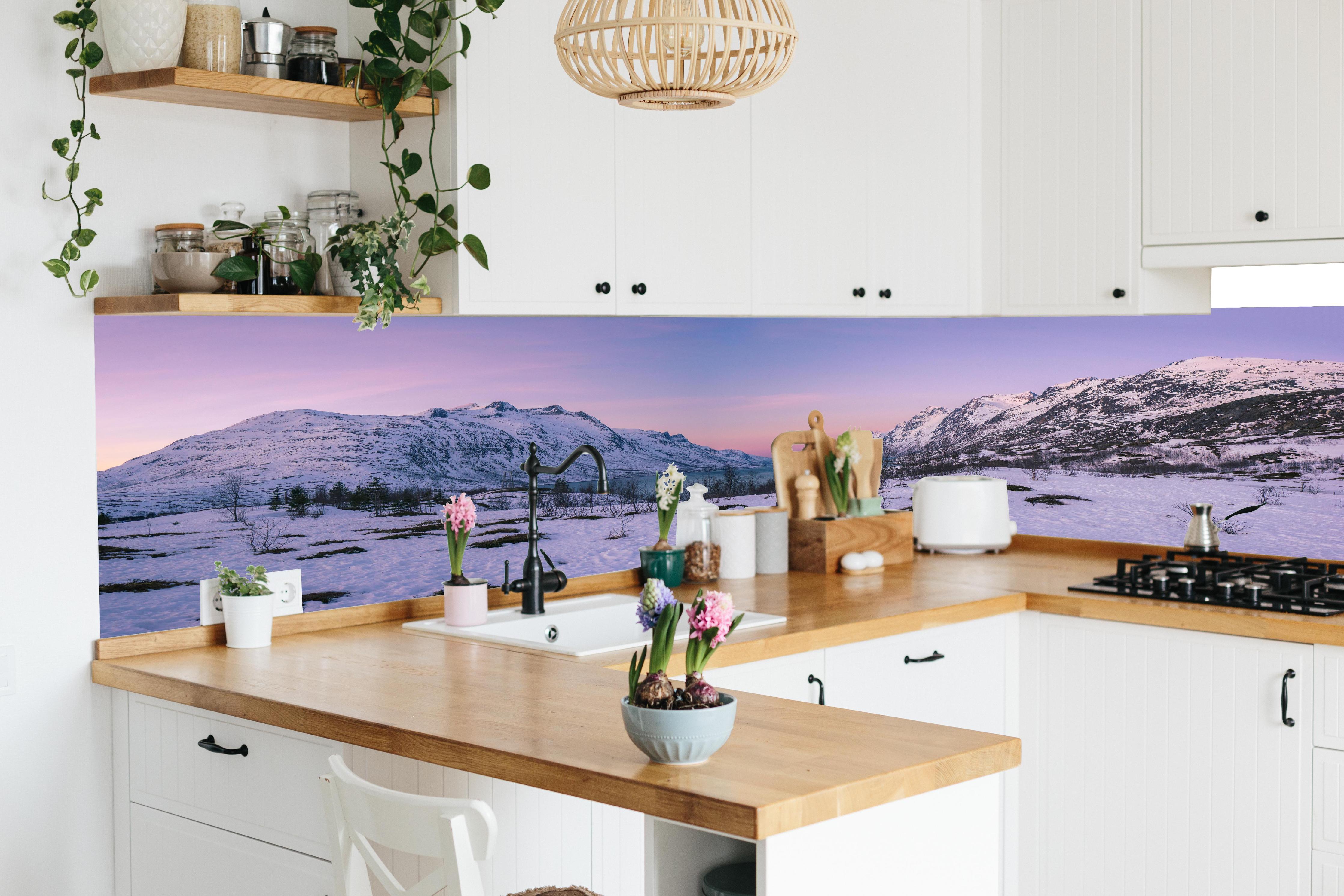 Küche - Sonnenuntergang über verschneiten Bergen in lebendiger Küche mit bunten Blumen