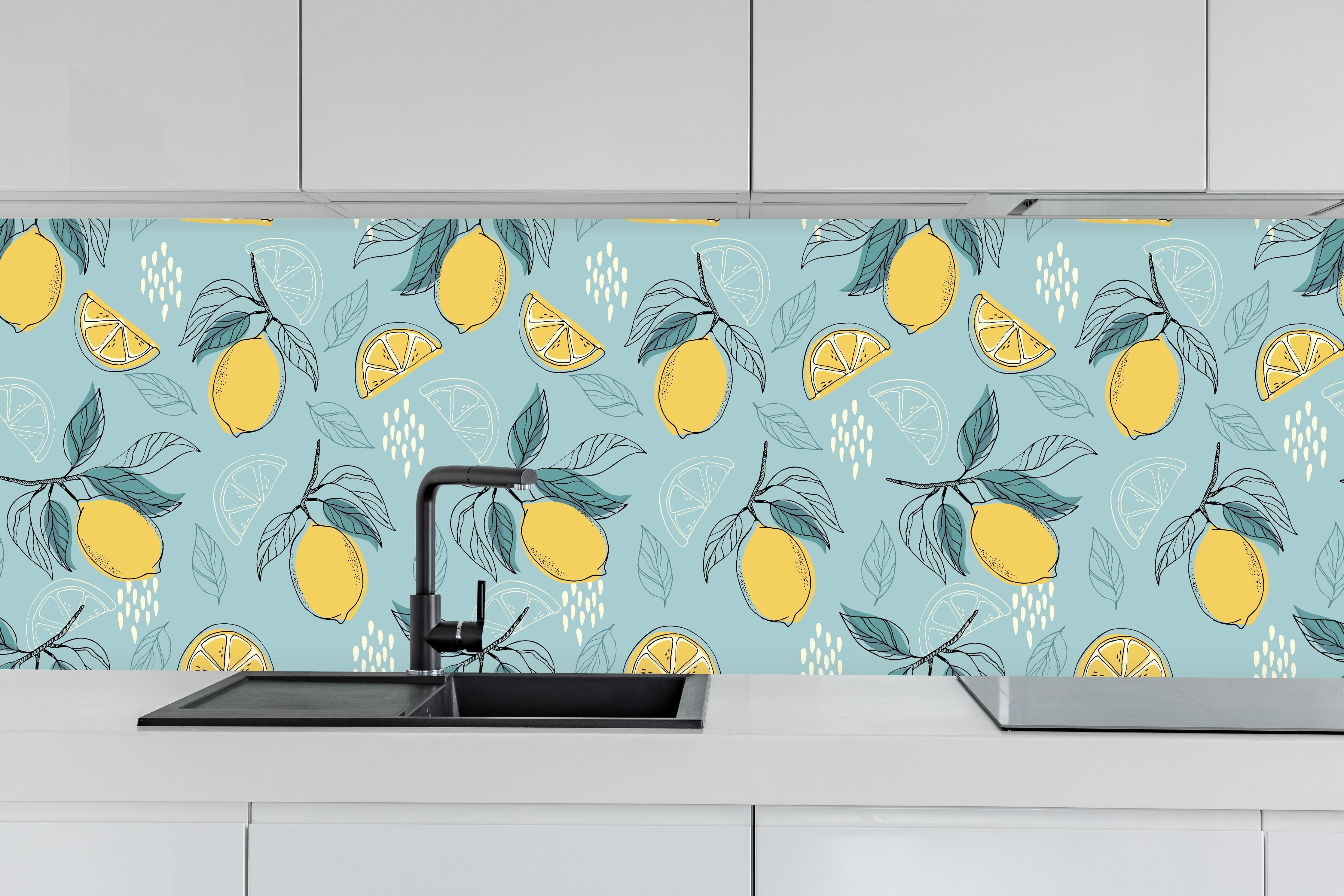 Küche - Sorrento-Zitronen Türkis-Muster hinter weißen Hochglanz-Küchenregalen und schwarzem Wasserhahn
