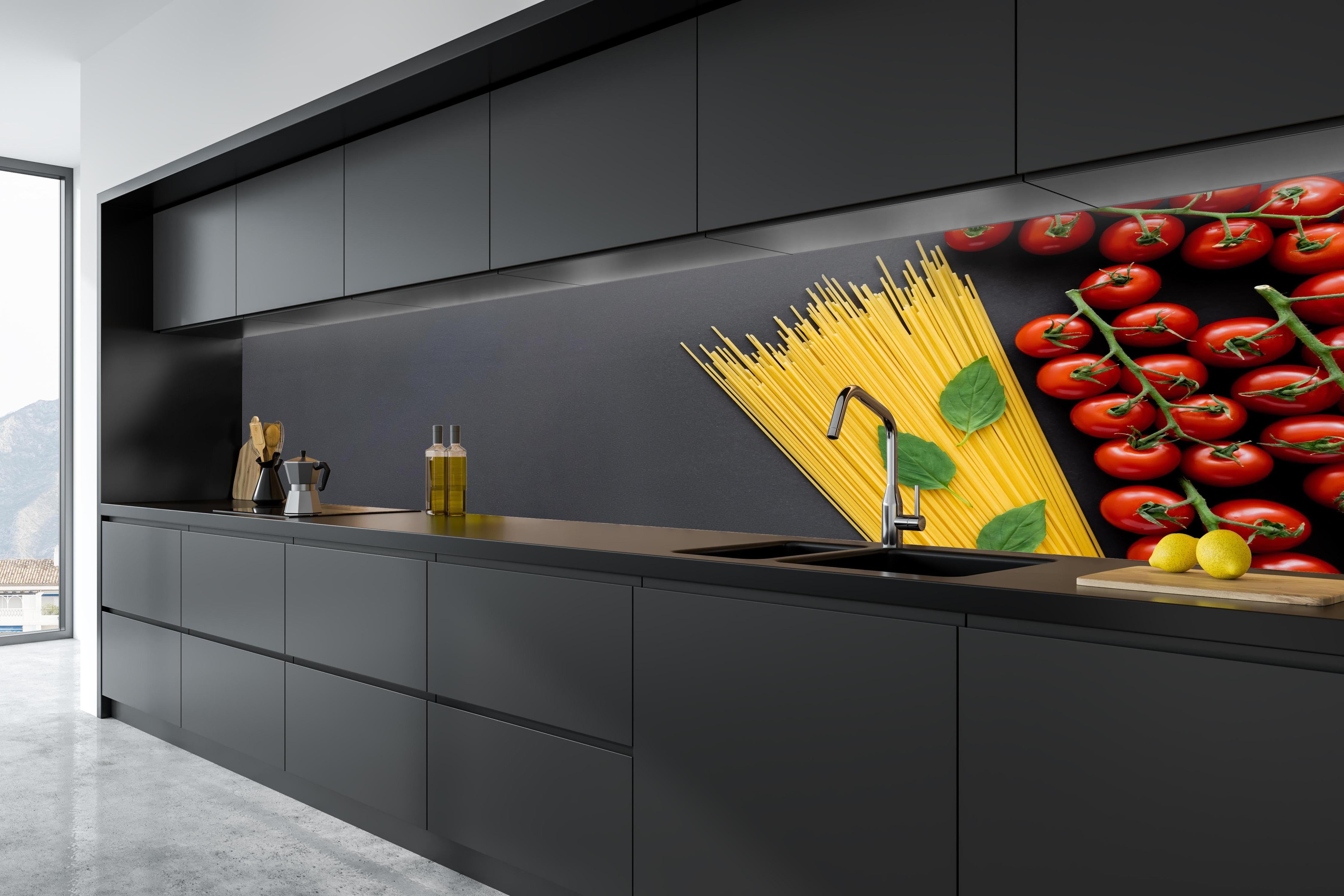 Küche - Spaghetti mit Tomaten & Basilikum in tiefschwarzer matt-premium Einbauküche