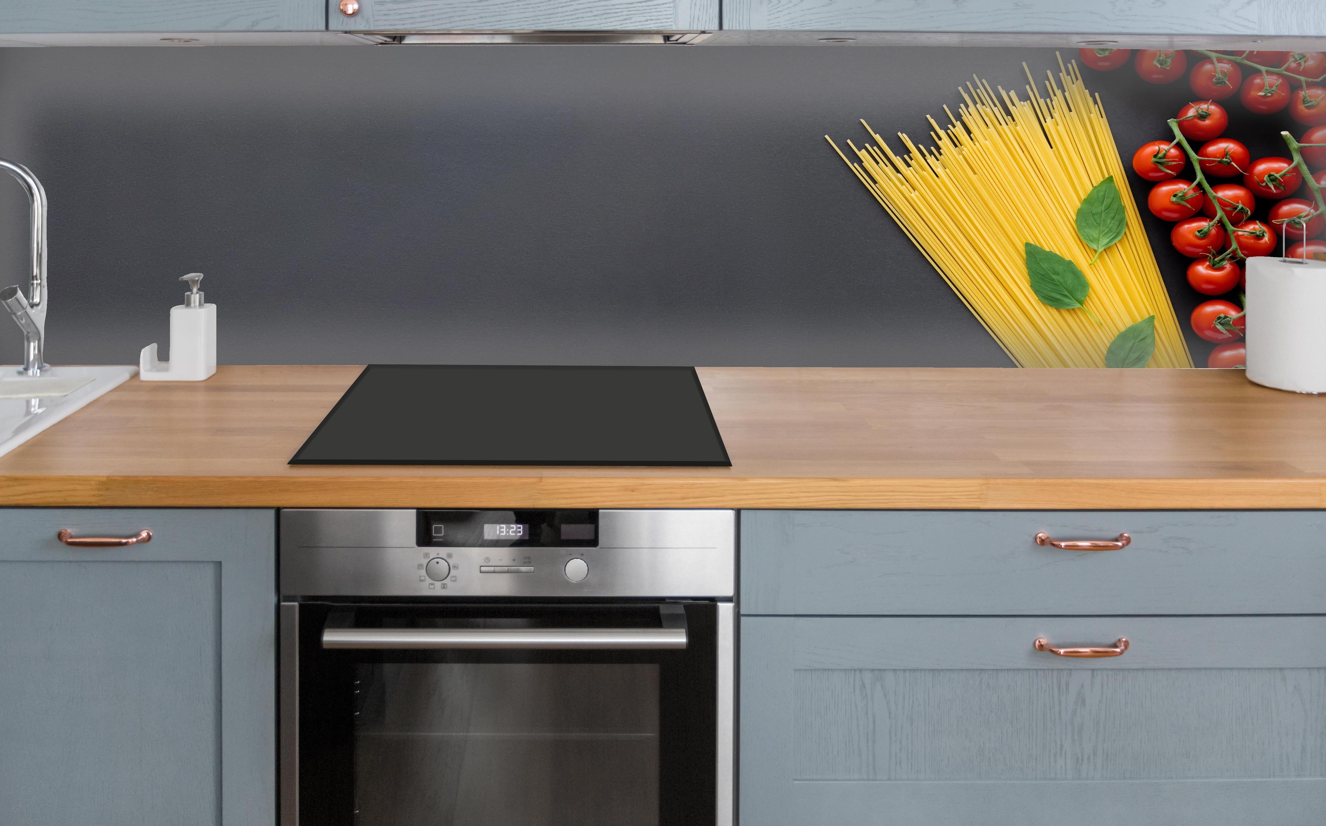 Küche - Spaghetti mit Tomaten & Basilikum über polierter Holzarbeitsplatte mit Cerankochfeld