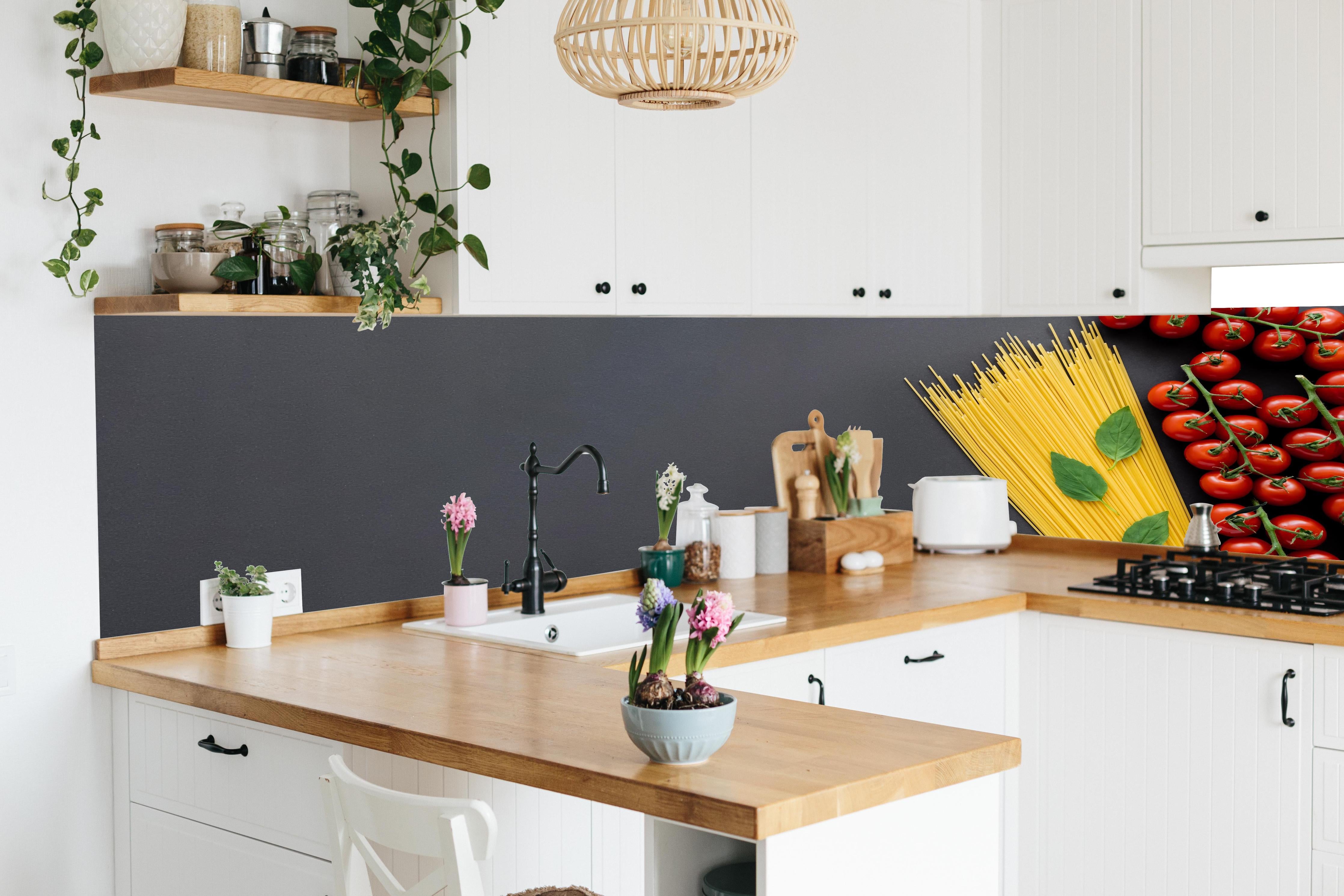 Küche - Spaghetti mit Tomaten & Basilikum in lebendiger Küche mit bunten Blumen