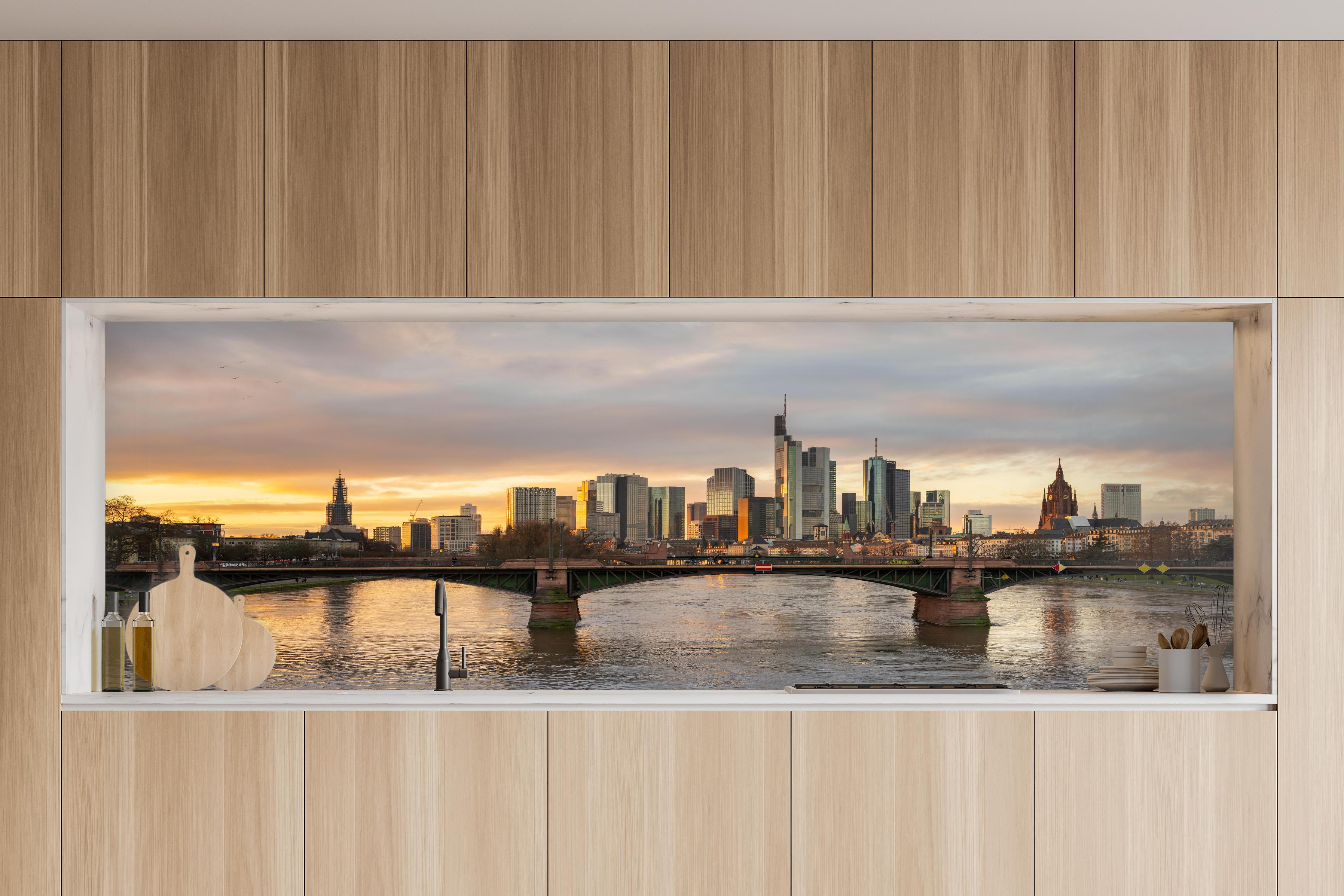 Küche - Stadt-Skyline im Abendlicht in charakteristischer Vollholz-Küche mit modernem Gasherd