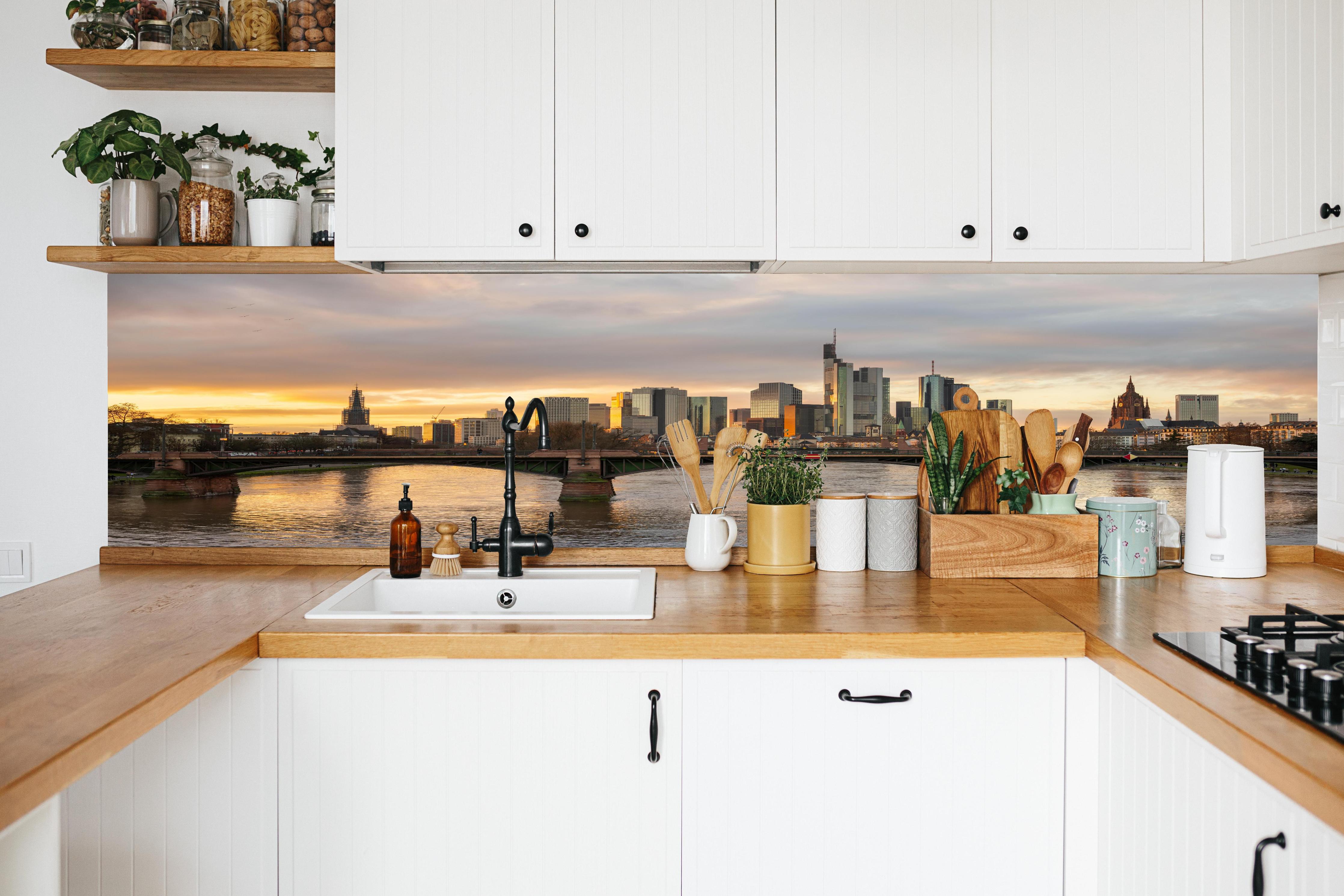 Küche - Stadt-Skyline im Abendlicht in weißer Küche hinter Gewürzen und Kochlöffeln aus Holz
