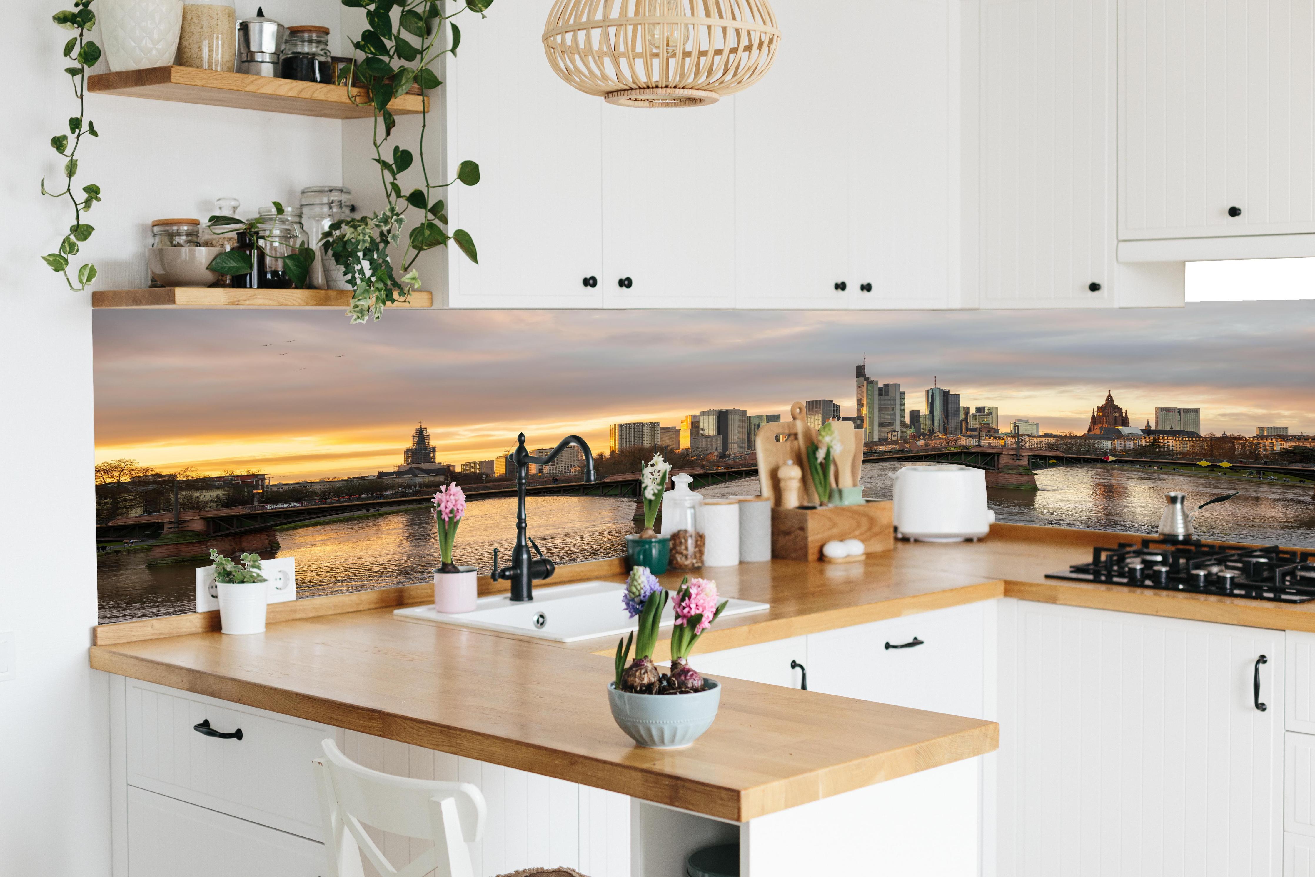 Küche - Stadt-Skyline im Abendlicht in lebendiger Küche mit bunten Blumen