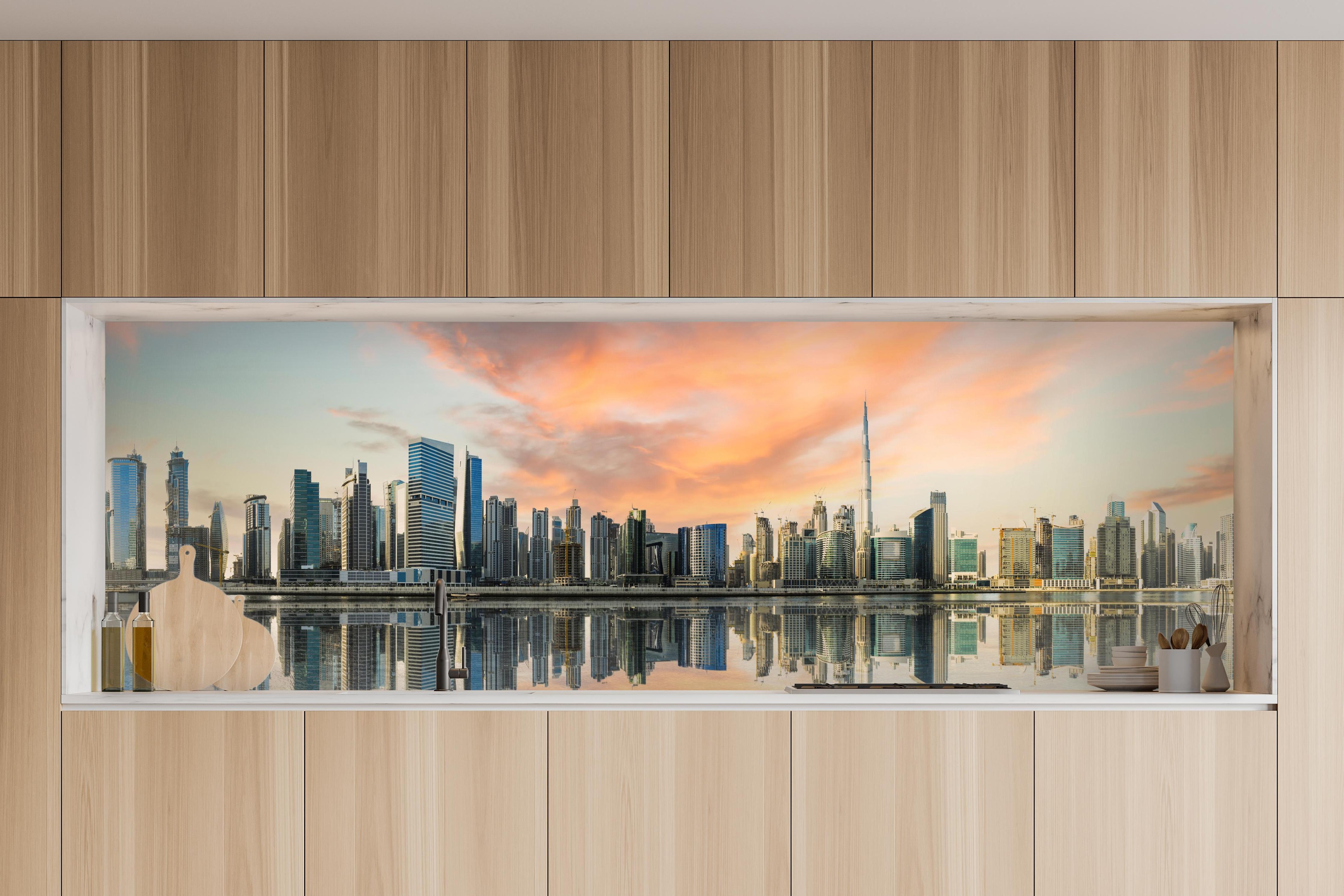 Küche - Stadt-Skyline im Abendrot in charakteristischer Vollholz-Küche mit modernem Gasherd