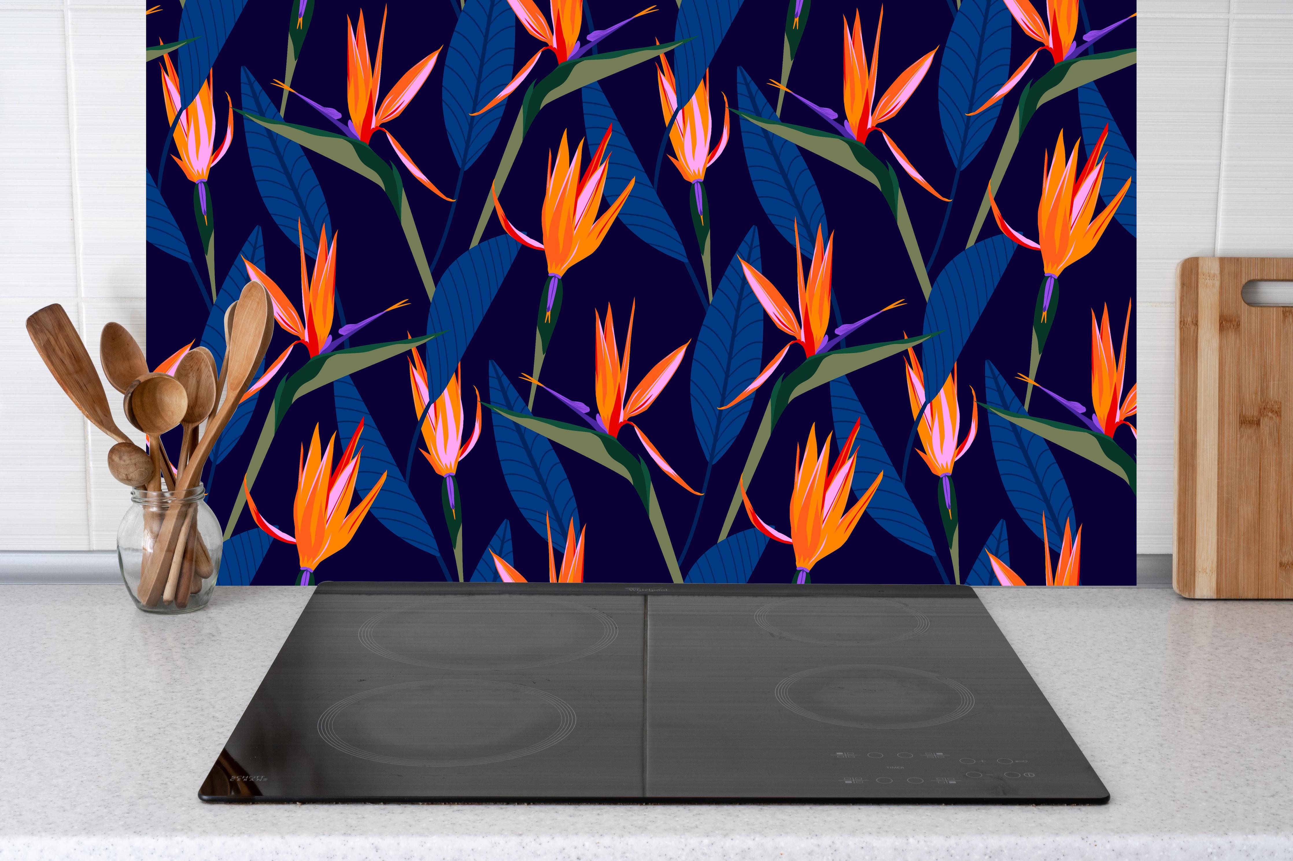 Küche - Strelitzia Nacht – Tropische Blumen hinter Cerankochfeld und Holz-Kochutensilien