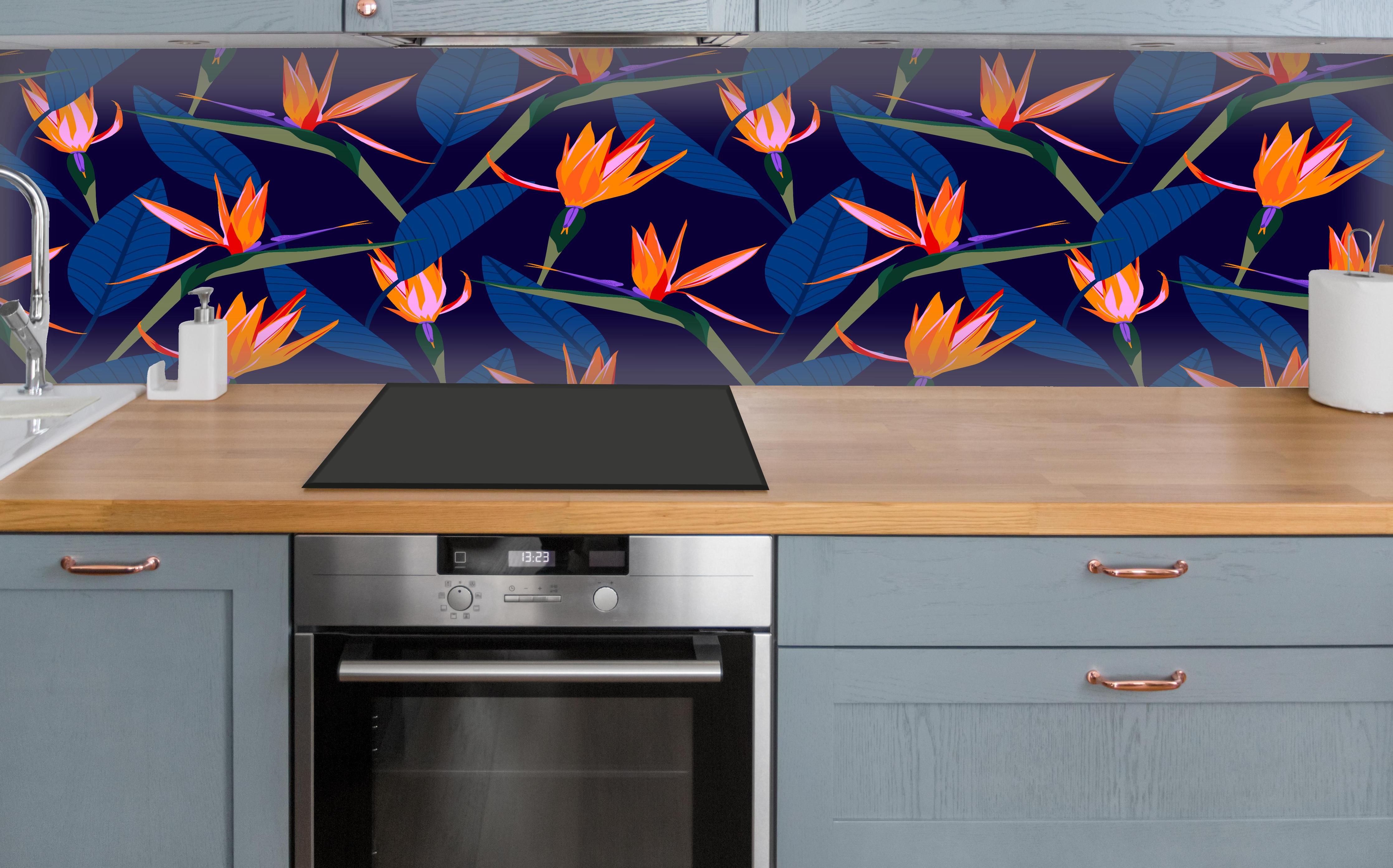 Küche - Strelitzia Nacht – Tropische Blumen über polierter Holzarbeitsplatte mit Cerankochfeld