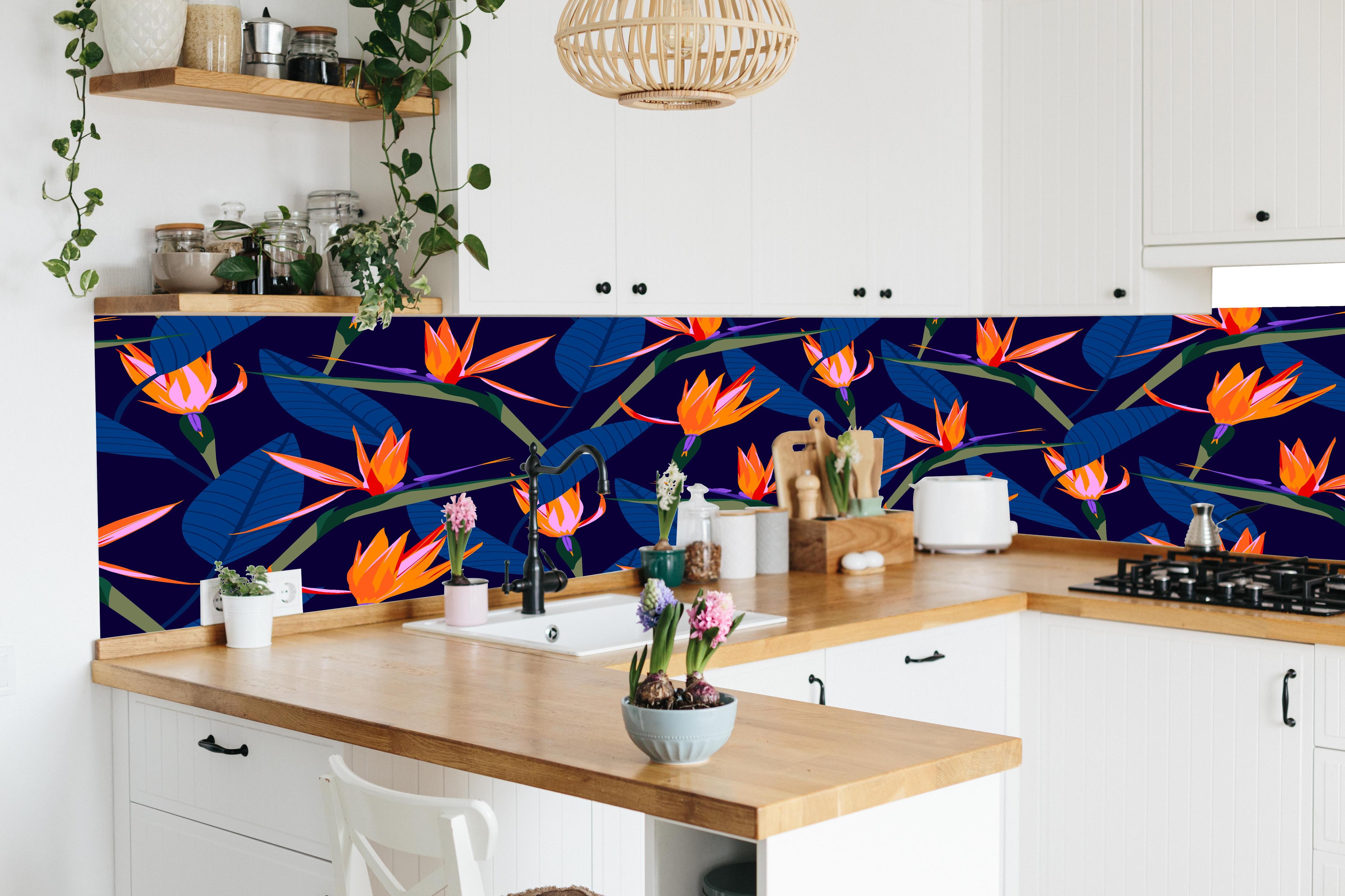 Küche - Strelitzia Nacht – Tropische Blumen in lebendiger Küche mit bunten Blumen